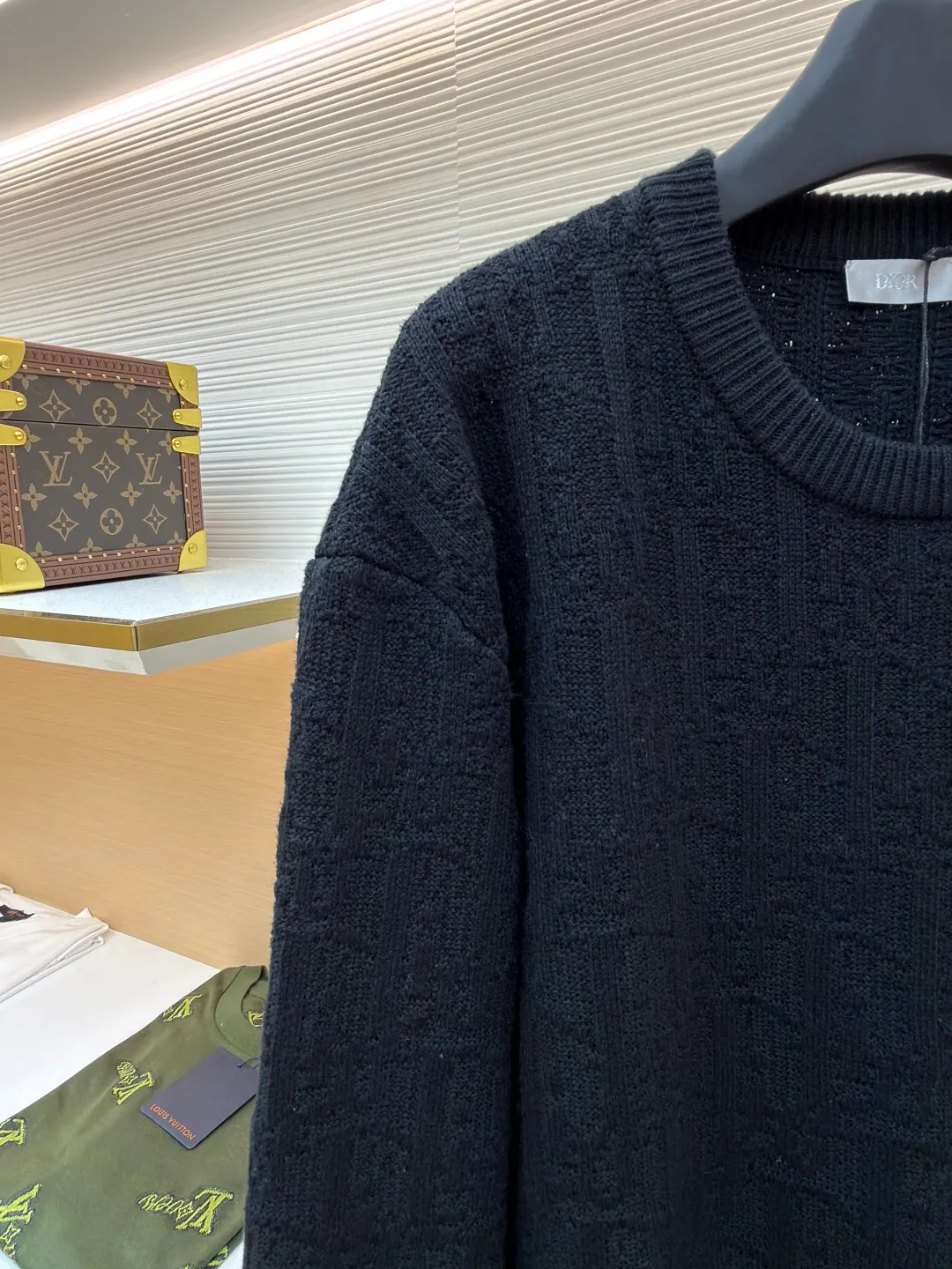 Dior dark pattern crew neck sweater ●Original version: Purchased and developed for 18500 ●Item number: 1681042-B40 ●Fabric: High elastic blended yarn fabric ●Technology: Jacquard production ●Version: Fitted version ●Weight: about 755 grams ●Size: XS-S-M-L ●Description: The letter pattern above is counted by hand according to the stitch-by-stitch details of the original version. It is knitted using an [Imported German 7-needle machine]. Each piece of clothing is knitted [taking 270 minutes]. Finally, the keyhole cuff is sewn using [purely hand-made stitching]. The production cycle for a large batch of goods requires at least 20 days. The overall wiring is straight and delicate, the fabric is comfortable and soft, and the color is consistent without color difference. It can be matched with the same style to create a fashionable look and control various occasions. Customized accessories, complete with three standards, same style for men and women!