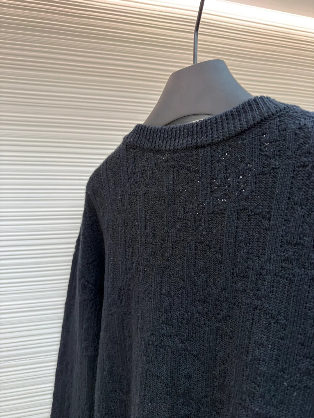 Dior dark pattern crew neck sweater ●Original version: Purchased and developed for 18500 ●Item number: 1681042-B40 ●Fabric: High elastic blended yarn fabric ●Technology: Jacquard production ●Version: Fitted version ●Weight: about 755 grams ●Size: XS-S-M-L ●Description: The letter pattern above is counted by hand according to the stitch-by-stitch details of the original version. It is knitted using an [Imported German 7-needle machine]. Each piece of clothing is knitted [taking 270 minutes]. Finally, the keyhole cuff is sewn using [purely hand-made stitching]. The production cycle for a large batch of goods requires at least 20 days. The overall wiring is straight and delicate, the fabric is comfortable and soft, and the color is consistent without color difference. It can be matched with the same style to create a fashionable look and control various occasions. Customized accessories, complete with three standards, same style for men and women!