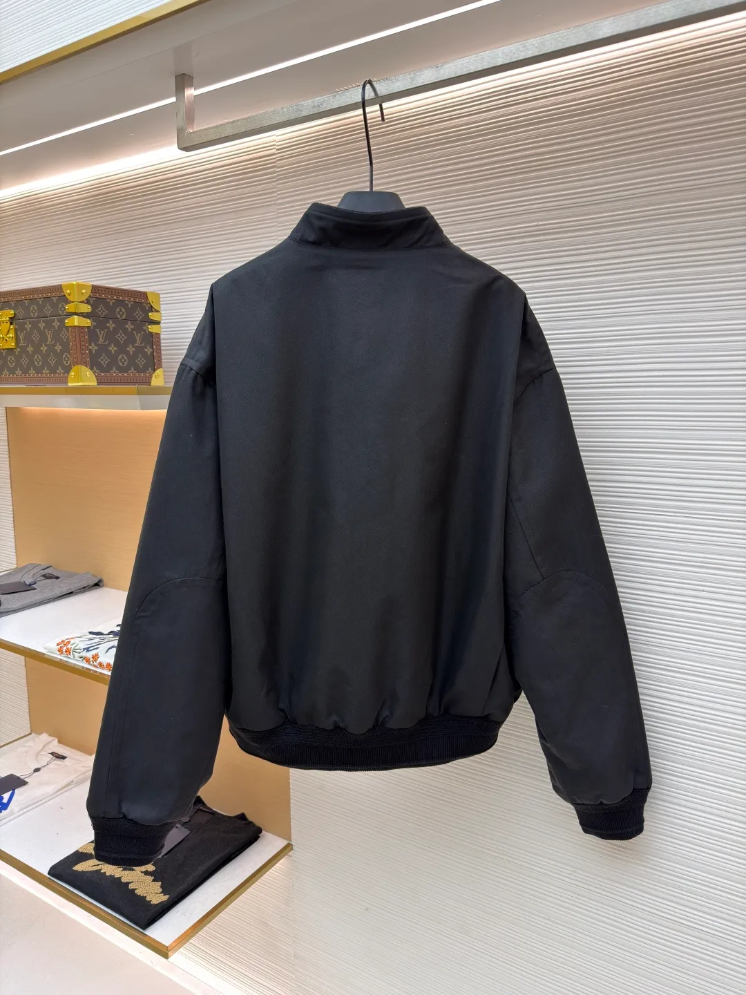 Dior Tenge quilted double-sided jacket ●Original version: purchased and developed by 22393 ●Item number: 1681687-D15 ●Fabric: cotton fabric ●Technology: embroidery production ●Color: black ●Version: fitted version ●Weight: about 975 grams ●Size: 44-46-48-50 ●Description: This jacket uses double-layer quilting technology. The outer layer is lined with precise diamond-shaped plaid, and the inner layer is quilted with straight lines to form a unique visual hierarchy. The whole bag is made of high-density nylon fabric and has been specially treated to be water-repellent, making it both lightweight and windproof. The collar, cuffs and hem are all designed with elastic ribs, which not only ensures wearing comfort, but also effectively locks in temperature. The center zipper uses a custom metal slider, which is smooth and durable, and the edges of the zipper are precision hemmed to prevent wear and tear. The body is cut to fit the curves of the human body, and the proportions of shoulders and sleeves have been repeatedly adjusted to ensure free movement. The interior is filled with lightweight polyester fiber to ensure warmth while avoiding bloat. All sutures are made of high-strength polyester threads, which have been tested many times to ensure they won’t open during long-term wear. The overall craftsmanship reflects the perfect combination of functionality and fashion, making it suitable for a variety of occasions. The overall wiring is straight and delicate, the fabric is comfortable and soft, and the color is consistent without color difference. It can be matched with the same style to create a fashionable look and control various occasions. Customized accessories, complete with three standards, same style for men and women!