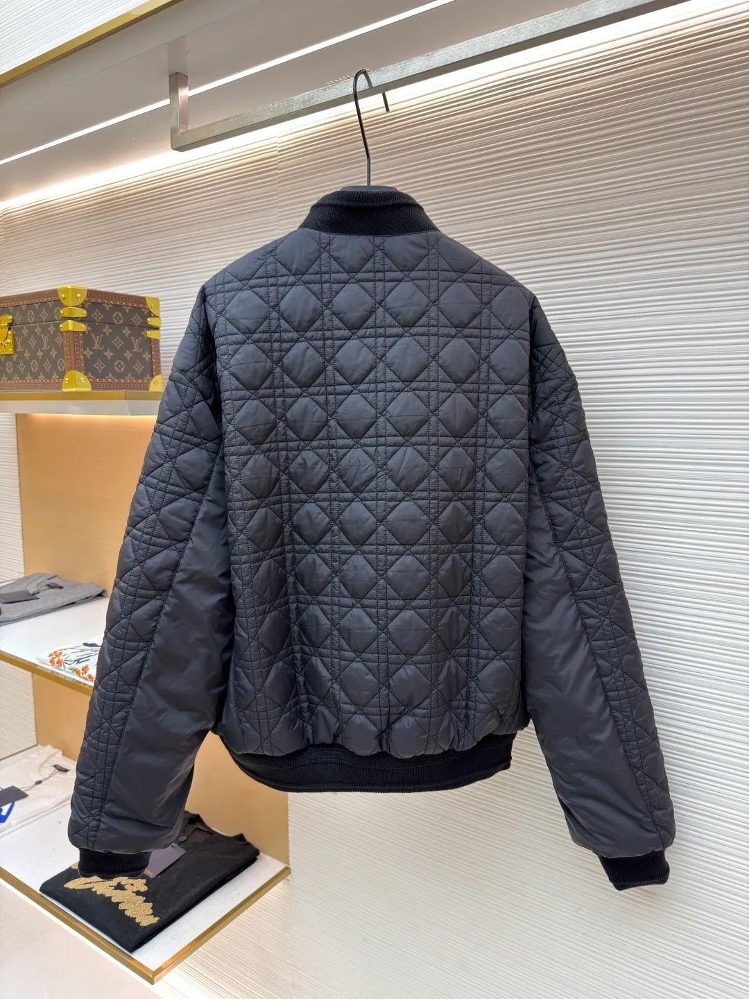 Dior Tenge quilted double-sided jacket ●Original version: purchased and developed by 22393 ●Item number: 1681687-D15 ●Fabric: cotton fabric ●Technology: embroidery production ●Color: black ●Version: fitted version ●Weight: about 975 grams ●Size: 44-46-48-50 ●Description: This jacket uses double-layer quilting technology. The outer layer is lined with precise diamond-shaped plaid, and the inner layer is quilted with straight lines to form a unique visual hierarchy. The whole bag is made of high-density nylon fabric and has been specially treated to be water-repellent, making it both lightweight and windproof. The collar, cuffs and hem are all designed with elastic ribs, which not only ensures wearing comfort, but also effectively locks in temperature. The center zipper uses a custom metal slider, which is smooth and durable, and the edges of the zipper are precision hemmed to prevent wear and tear. The body is cut to fit the curves of the human body, and the proportions of shoulders and sleeves have been repeatedly adjusted to ensure free movement. The interior is filled with lightweight polyester fiber to ensure warmth while avoiding bloat. All sutures are made of high-strength polyester threads, which have been tested many times to ensure they won’t open during long-term wear. The overall craftsmanship reflects the perfect combination of functionality and fashion, making it suitable for a variety of occasions. The overall wiring is straight and delicate, the fabric is comfortable and soft, and the color is consistent without color difference. It can be matched with the same style to create a fashionable look and control various occasions. Customized accessories, complete with three standards, same style for men and women!