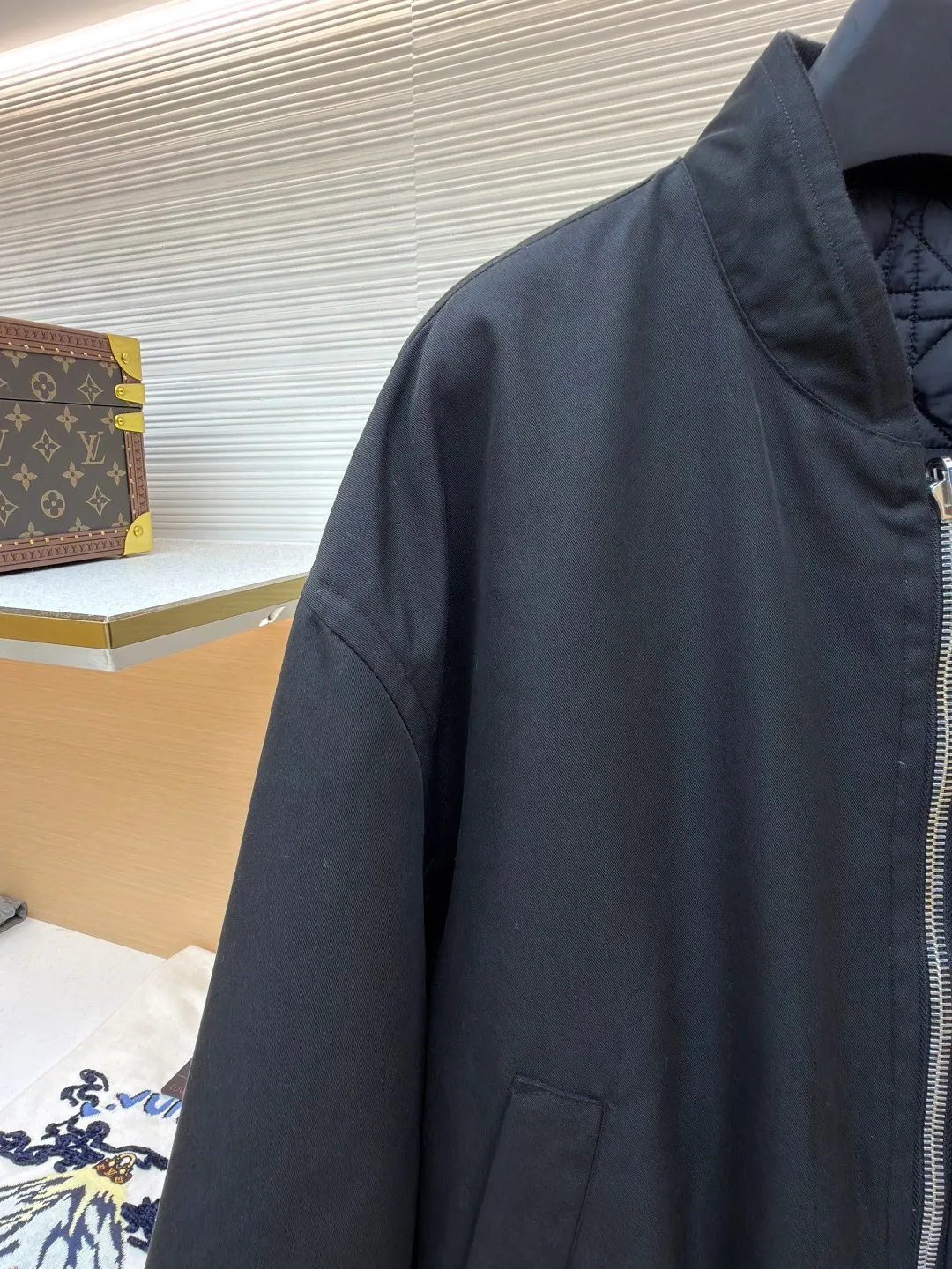 Dior Tenge quilted double-sided jacket ●Original version: purchased and developed by 22393 ●Item number: 1681687-D15 ●Fabric: cotton fabric ●Technology: embroidery production ●Color: black ●Version: fitted version ●Weight: about 975 grams ●Size: 44-46-48-50 ●Description: This jacket uses double-layer quilting technology. The outer layer is lined with precise diamond-shaped plaid, and the inner layer is quilted with straight lines to form a unique visual hierarchy. The whole bag is made of high-density nylon fabric and has been specially treated to be water-repellent, making it both lightweight and windproof. The collar, cuffs and hem are all designed with elastic ribs, which not only ensures wearing comfort, but also effectively locks in temperature. The center zipper uses a custom metal slider, which is smooth and durable, and the edges of the zipper are precision hemmed to prevent wear and tear. The body is cut to fit the curves of the human body, and the proportions of shoulders and sleeves have been repeatedly adjusted to ensure free movement. The interior is filled with lightweight polyester fiber to ensure warmth while avoiding bloat. All sutures are made of high-strength polyester threads, which have been tested many times to ensure they won’t open during long-term wear. The overall craftsmanship reflects the perfect combination of functionality and fashion, making it suitable for a variety of occasions. The overall wiring is straight and delicate, the fabric is comfortable and soft, and the color is consistent without color difference. It can be matched with the same style to create a fashionable look and control various occasions. Customized accessories, complete with three standards, same style for men and women!