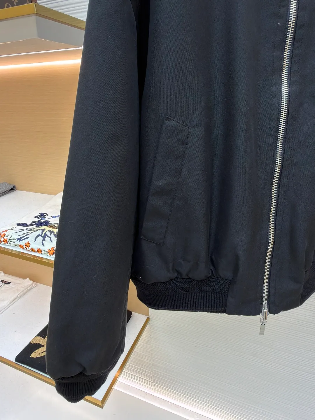 Dior Tenge quilted double-sided jacket ●Original version: purchased and developed by 22393 ●Item number: 1681687-D15 ●Fabric: cotton fabric ●Technology: embroidery production ●Color: black ●Version: fitted version ●Weight: about 975 grams ●Size: 44-46-48-50 ●Description: This jacket uses double-layer quilting technology. The outer layer is lined with precise diamond-shaped plaid, and the inner layer is quilted with straight lines to form a unique visual hierarchy. The whole bag is made of high-density nylon fabric and has been specially treated to be water-repellent, making it both lightweight and windproof. The collar, cuffs and hem are all designed with elastic ribs, which not only ensures wearing comfort, but also effectively locks in temperature. The center zipper uses a custom metal slider, which is smooth and durable, and the edges of the zipper are precision hemmed to prevent wear and tear. The body is cut to fit the curves of the human body, and the proportions of shoulders and sleeves have been repeatedly adjusted to ensure free movement. The interior is filled with lightweight polyester fiber to ensure warmth while avoiding bloat. All sutures are made of high-strength polyester threads, which have been tested many times to ensure they won’t open during long-term wear. The overall craftsmanship reflects the perfect combination of functionality and fashion, making it suitable for a variety of occasions. The overall wiring is straight and delicate, the fabric is comfortable and soft, and the color is consistent without color difference. It can be matched with the same style to create a fashionable look and control various occasions. Customized accessories, complete with three standards, same style for men and women!
