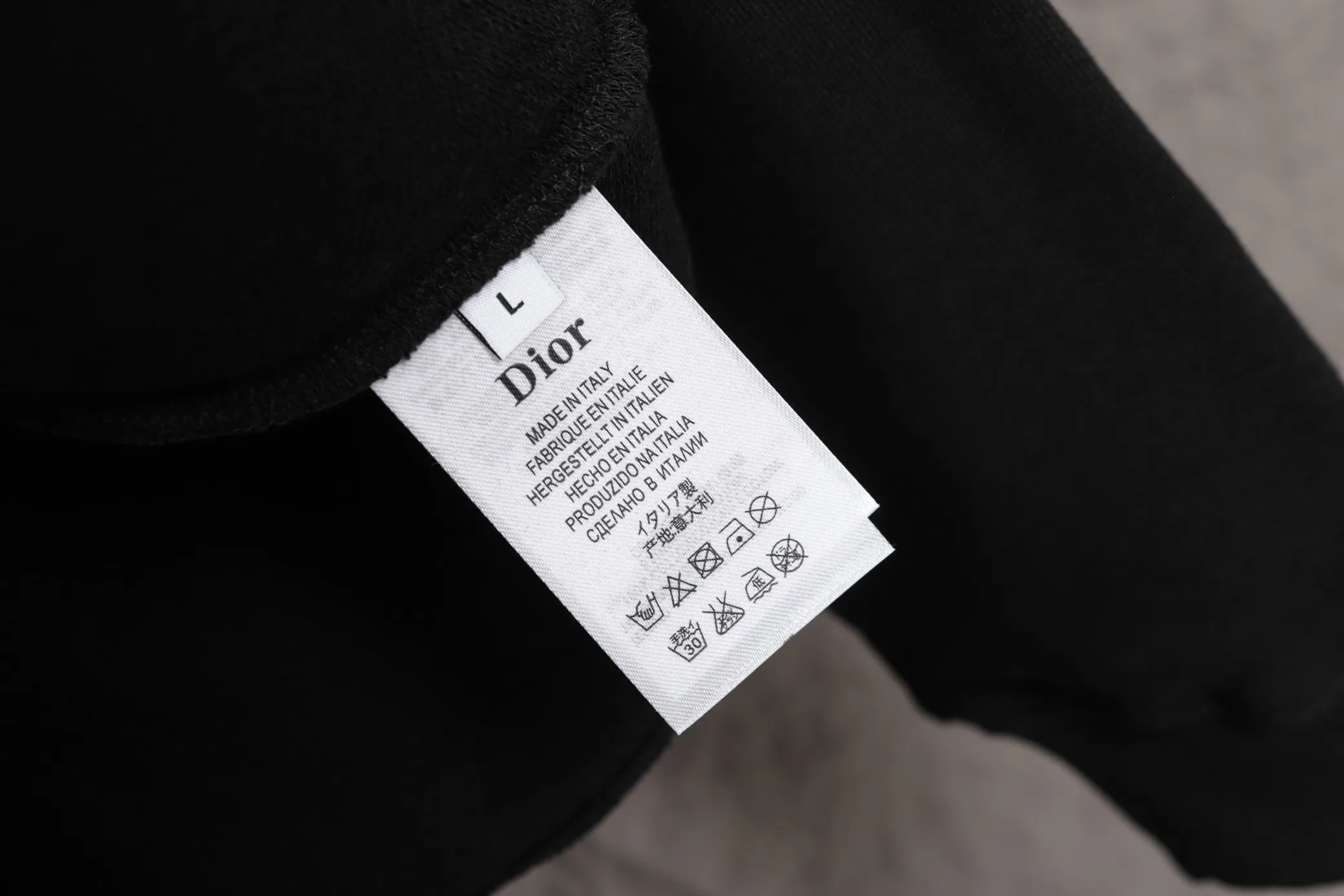 🅿️320 High quality new Dior hooded sweatshirt model number B31 * Made of 450 custom-woven and dyed high-gram weight tripe pure cotton sweatshirt fabric. The fabric feels thick and has a certain sense of self-weight. The bottom has a dense and rough terry texture. It is close to the skin and has excellent warmth retention. You will not feel any discomfort at all! *The color on the front chest is clear, with Selling's obvious logo added, and the lines are smooth and smooth without falling off and deforming when washed *This design is based on classics and simply and clearly shows the brand's high-end luxury identity. Same style for men and women 𝐂𝐎𝐋𝐎𝐔𝐑: black, white blue 𝐒𝐈𝐙𝐄: S- xl