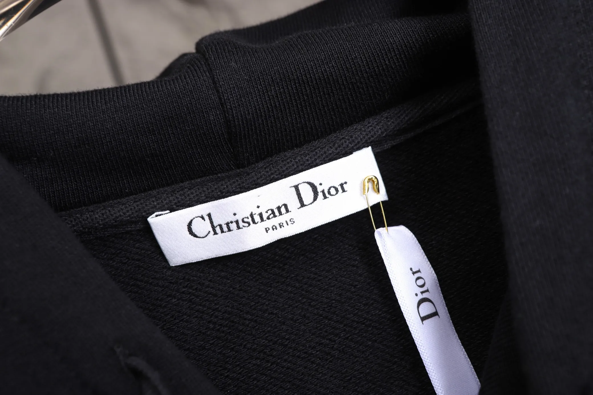🅿️320 High quality new Dior hooded sweatshirt model number B31 * Made of 450 custom-woven and dyed high-gram weight tripe pure cotton sweatshirt fabric. The fabric feels thick and has a certain sense of self-weight. The bottom has a dense and rough terry texture. It is close to the skin and has excellent warmth retention. You will not feel any discomfort at all! *The color on the front chest is clear, with Selling's obvious logo added, and the lines are smooth and smooth without falling off and deforming when washed *This design is based on classics and simply and clearly shows the brand's high-end luxury identity. Same style for men and women 𝐂𝐎𝐋𝐎𝐔𝐑: black, white blue 𝐒𝐈𝐙𝐄: S- xl