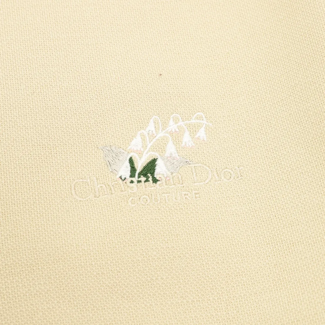 🅿️380 DIOR/Dior webbing embroidered lapel long-sleeved polo shirt is made of customized fabrics. DuPont Sorona material is added, which is skin-friendly, long-lasting antibacterial, anti-mite, and more washable. The cotton thread has been repeatedly processed to remove inferior coarse fibers and impurities, leaving only high-quality cotton fibers, making the fabric more advanced and classy. Environmentally friendly polishing enzyme technology gives the fabric a clean appearance and clear texture. Simple and exquisite! Full of sense of ceremony! Simple and luxurious, full of design! It gives people a simple but not boring feeling, creating a low-key and unique personalized fashion! Fine workmanship, compare with the counters! A highly recognizable long-sleeved style with great upper body effect!!! Super versatile! Same style for men and women. Size：S-L