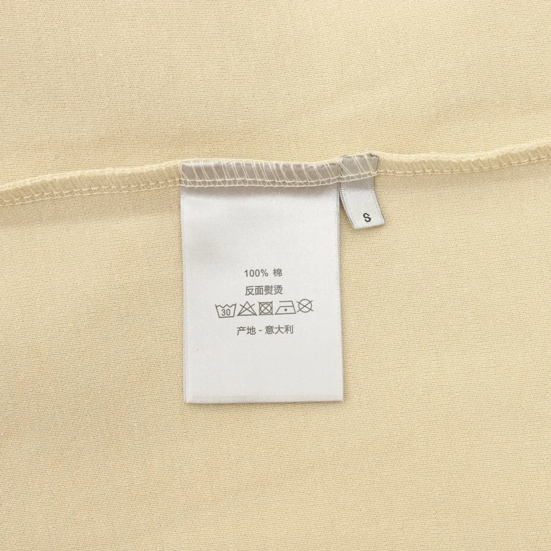 🅿️380 DIOR/Dior webbing embroidered lapel long-sleeved polo shirt is made of customized fabrics. DuPont Sorona material is added, which is skin-friendly, long-lasting antibacterial, anti-mite, and more washable. The cotton thread has been repeatedly processed to remove inferior coarse fibers and impurities, leaving only high-quality cotton fibers, making the fabric more advanced and classy. Environmentally friendly polishing enzyme technology gives the fabric a clean appearance and clear texture. Simple and exquisite! Full of sense of ceremony! Simple and luxurious, full of design! It gives people a simple but not boring feeling, creating a low-key and unique personalized fashion! Fine workmanship, compare with the counters! A highly recognizable long-sleeved style with great upper body effect!!! Super versatile! Same style for men and women. Size：S-L