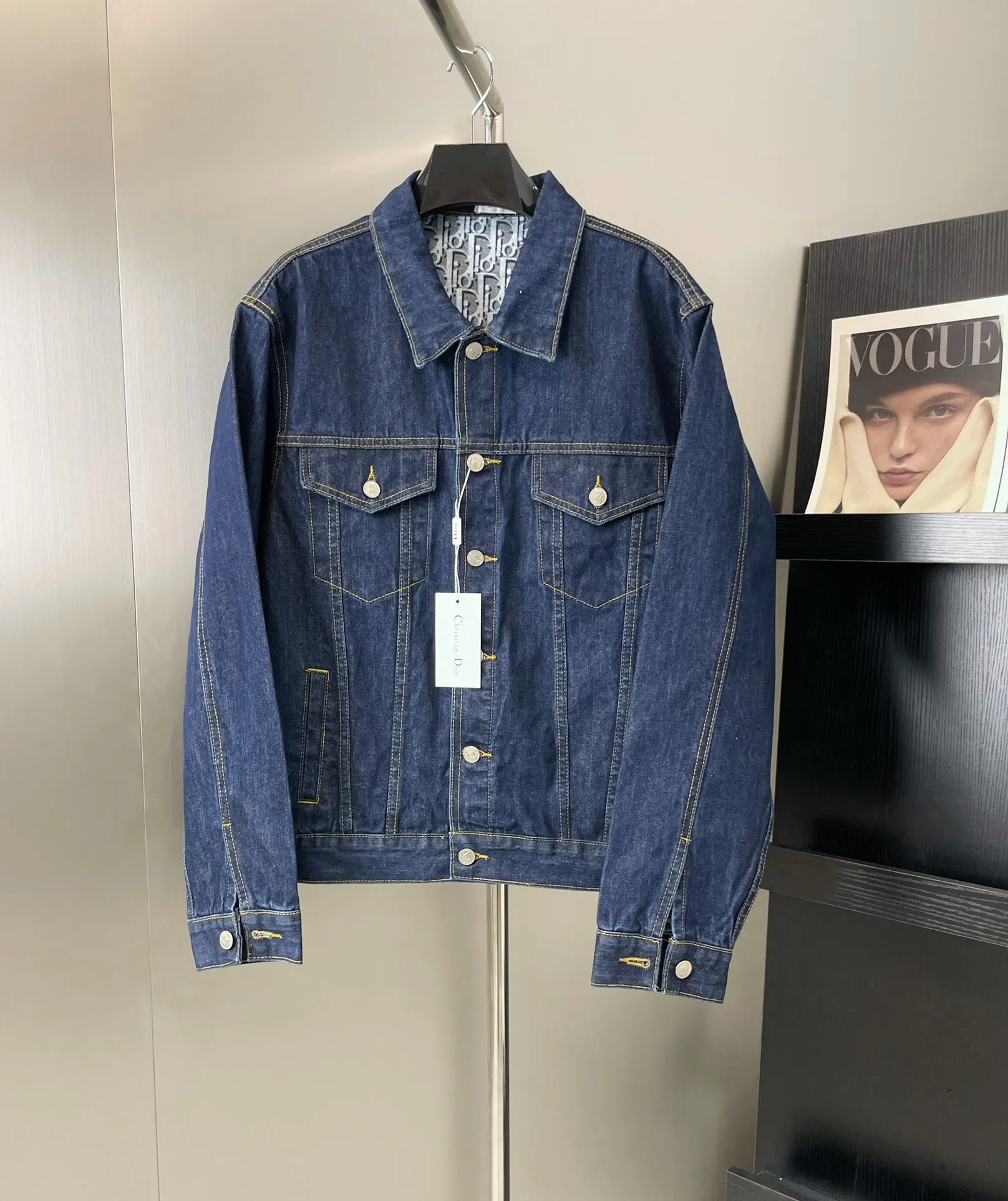 🅿️360 Style No.: D101 DIOR double-sided design presbyopic CD full-print denim jacket. Classic and timeless. Same style for men and women. Exclusively customized. Different currencies. Made of imported heavy-duty jacquard fabric. After many garment washes. Matched with exclusive customized original consistent button accessories. Perfect details. Fully printed jacquard logo on the inside. Dual style conversion. Two-wear. Very cost-effective. Size #m l xl Color #Washed Blue Size: M L XL Bust: 120 124 128 Length: 68 70 72