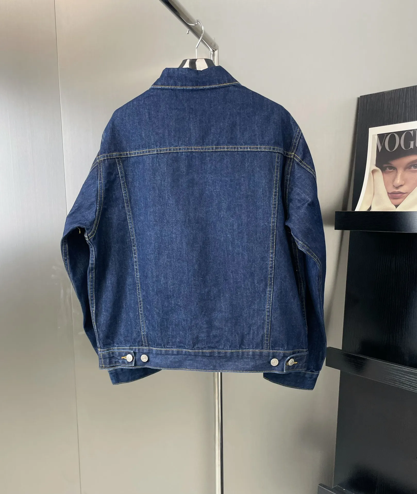 🅿️360 Style No.: D101 DIOR double-sided design presbyopic CD full-print denim jacket. Classic and timeless. Same style for men and women. Exclusively customized. Different currencies. Made of imported heavy-duty jacquard fabric. After many garment washes. Matched with exclusive customized original consistent button accessories. Perfect details. Fully printed jacquard logo on the inside. Dual style conversion. Two-wear. Very cost-effective. Size #m l xl Color #Washed Blue Size: M L XL Bust: 120 124 128 Length: 68 70 72