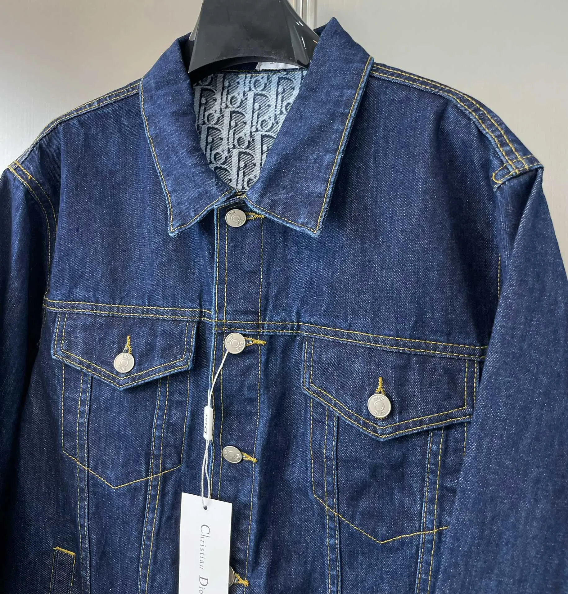 🅿️360 Style No.: D101 DIOR double-sided design presbyopic CD full-print denim jacket. Classic and timeless. Same style for men and women. Exclusively customized. Different currencies. Made of imported heavy-duty jacquard fabric. After many garment washes. Matched with exclusive customized original consistent button accessories. Perfect details. Fully printed jacquard logo on the inside. Dual style conversion. Two-wear. Very cost-effective. Size #m l xl Color #Washed Blue Size: M L XL Bust: 120 124 128 Length: 68 70 72