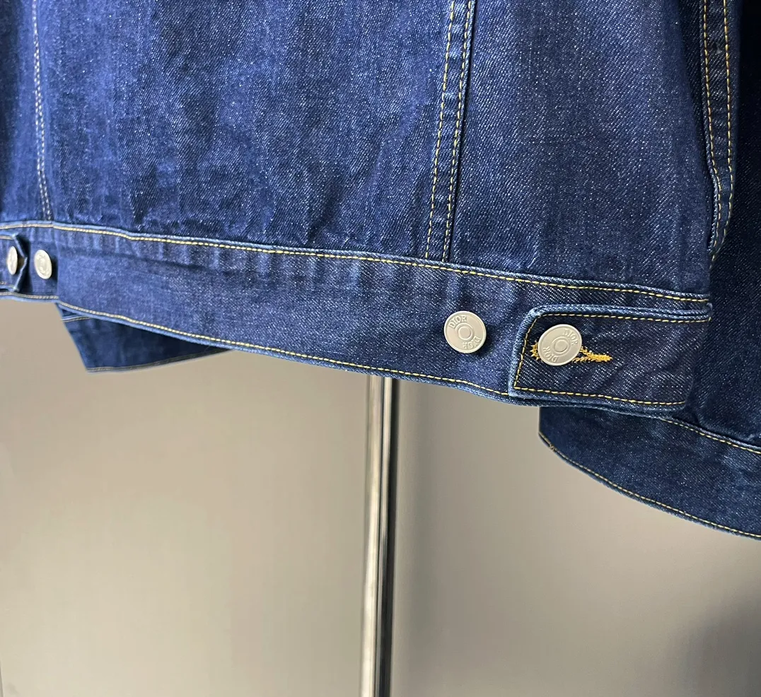 🅿️360 Style No.: D101 DIOR double-sided design presbyopic CD full-print denim jacket. Classic and timeless. Same style for men and women. Exclusively customized. Different currencies. Made of imported heavy-duty jacquard fabric. After many garment washes. Matched with exclusive customized original consistent button accessories. Perfect details. Fully printed jacquard logo on the inside. Dual style conversion. Two-wear. Very cost-effective. Size #m l xl Color #Washed Blue Size: M L XL Bust: 120 124 128 Length: 68 70 72