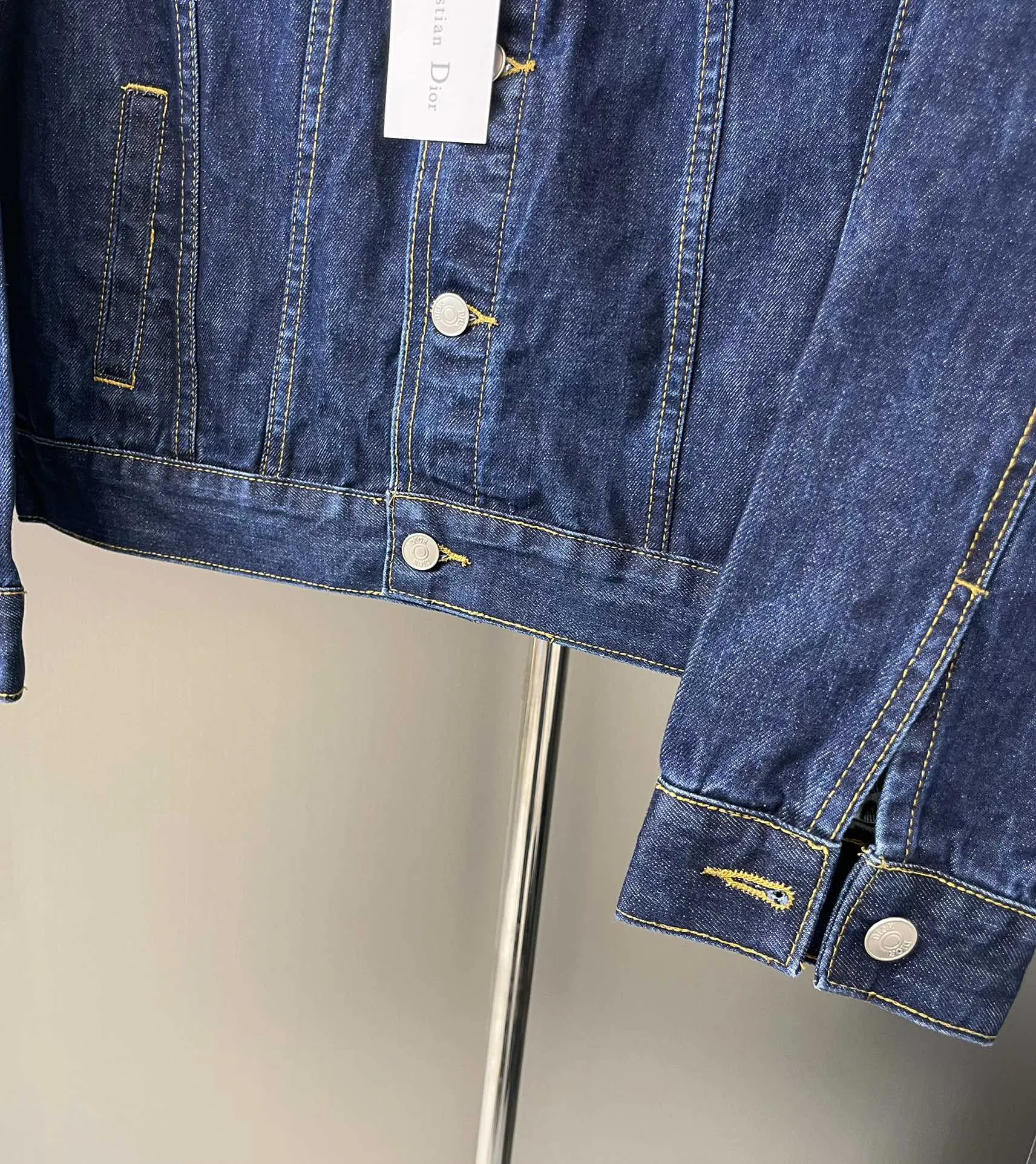 🅿️360 Style No.: D101 DIOR double-sided design presbyopic CD full-print denim jacket. Classic and timeless. Same style for men and women. Exclusively customized. Different currencies. Made of imported heavy-duty jacquard fabric. After many garment washes. Matched with exclusive customized original consistent button accessories. Perfect details. Fully printed jacquard logo on the inside. Dual style conversion. Two-wear. Very cost-effective. Size #m l xl Color #Washed Blue Size: M L XL Bust: 120 124 128 Length: 68 70 72
