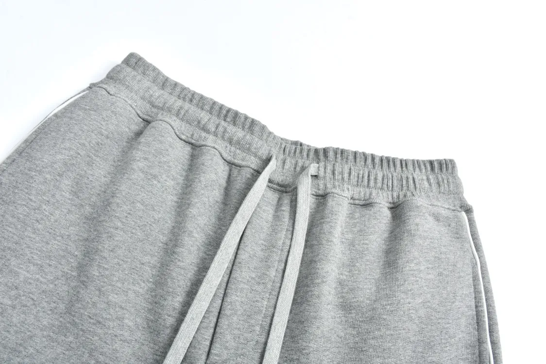 🅿️420 CD 24FW solid color trousers with logo embroidery (grey). Originally purchased for 19,000. The fabric is made of 360g custom-dyed floral gray fleece fabric. The inner velvet layer is white. It is a double-piece fabric with a thick, smooth and delicate texture. The side pockets are decorated with the CD logo pattern, which is made of fixed-dyed matte embroidery thread and Tajima machine 10,000-needle embroidery. It is a precision stitch embroidery process. The embroidery is very fine and dense, and the letter pattern outlines the design clearly. Made of hemmed strips on both sides corresponding to the original version, these are compact solid-color cotton trousers with regular-fit, standard-length, mid-rise, straight-leg trousers to modify the leg lines and highlight the slenderness of the leg lines. The three-label accessories are complete and the upper body is casual and versatile. Size:S-M-L-XL