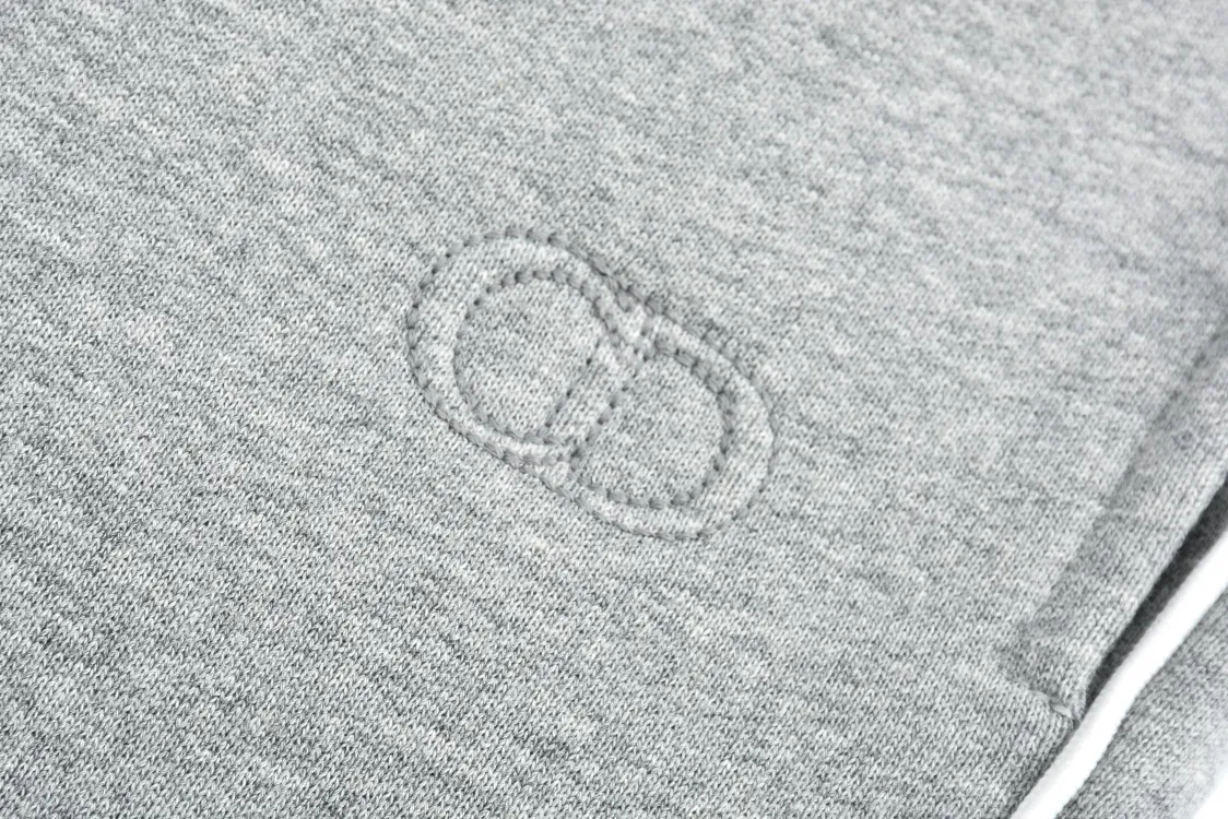 🅿️420 CD 24FW solid color trousers with logo embroidery (grey). Originally purchased for 19,000. The fabric is made of 360g custom-dyed floral gray fleece fabric. The inner velvet layer is white. It is a double-piece fabric with a thick, smooth and delicate texture. The side pockets are decorated with the CD logo pattern, which is made of fixed-dyed matte embroidery thread and Tajima machine 10,000-needle embroidery. It is a precision stitch embroidery process. The embroidery is very fine and dense, and the letter pattern outlines the design clearly. Made of hemmed strips on both sides corresponding to the original version, these are compact solid-color cotton trousers with regular-fit, standard-length, mid-rise, straight-leg trousers to modify the leg lines and highlight the slenderness of the leg lines. The three-label accessories are complete and the upper body is casual and versatile. Size:S-M-L-XL