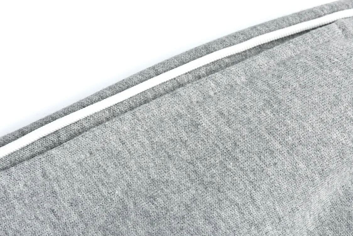 🅿️420 CD 24FW solid color trousers with logo embroidery (grey). Originally purchased for 19,000. The fabric is made of 360g custom-dyed floral gray fleece fabric. The inner velvet layer is white. It is a double-piece fabric with a thick, smooth and delicate texture. The side pockets are decorated with the CD logo pattern, which is made of fixed-dyed matte embroidery thread and Tajima machine 10,000-needle embroidery. It is a precision stitch embroidery process. The embroidery is very fine and dense, and the letter pattern outlines the design clearly. Made of hemmed strips on both sides corresponding to the original version, these are compact solid-color cotton trousers with regular-fit, standard-length, mid-rise, straight-leg trousers to modify the leg lines and highlight the slenderness of the leg lines. The three-label accessories are complete and the upper body is casual and versatile. Size:S-M-L-XL