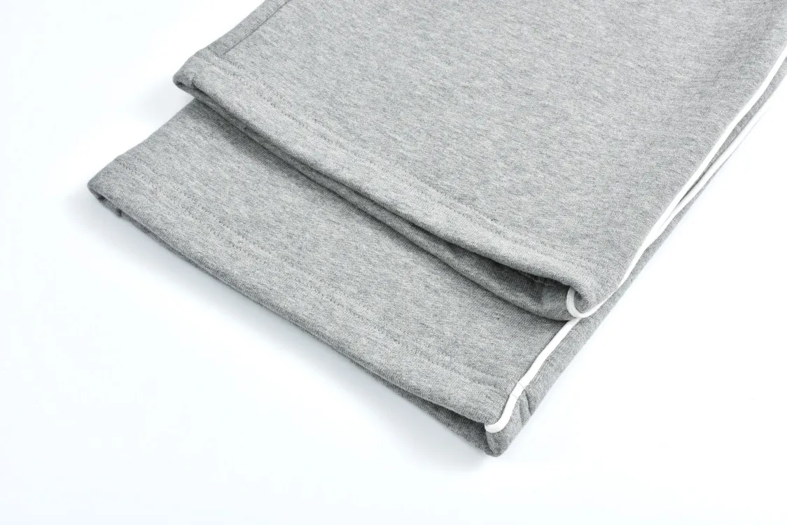 🅿️420 CD 24FW solid color trousers with logo embroidery (grey). Originally purchased for 19,000. The fabric is made of 360g custom-dyed floral gray fleece fabric. The inner velvet layer is white. It is a double-piece fabric with a thick, smooth and delicate texture. The side pockets are decorated with the CD logo pattern, which is made of fixed-dyed matte embroidery thread and Tajima machine 10,000-needle embroidery. It is a precision stitch embroidery process. The embroidery is very fine and dense, and the letter pattern outlines the design clearly. Made of hemmed strips on both sides corresponding to the original version, these are compact solid-color cotton trousers with regular-fit, standard-length, mid-rise, straight-leg trousers to modify the leg lines and highlight the slenderness of the leg lines. The three-label accessories are complete and the upper body is casual and versatile. Size:S-M-L-XL