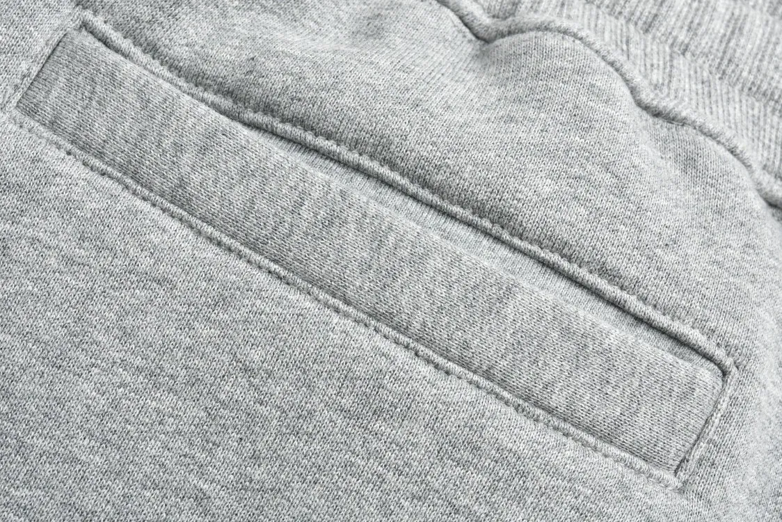 🅿️420 CD 24FW solid color trousers with logo embroidery (grey). Originally purchased for 19,000. The fabric is made of 360g custom-dyed floral gray fleece fabric. The inner velvet layer is white. It is a double-piece fabric with a thick, smooth and delicate texture. The side pockets are decorated with the CD logo pattern, which is made of fixed-dyed matte embroidery thread and Tajima machine 10,000-needle embroidery. It is a precision stitch embroidery process. The embroidery is very fine and dense, and the letter pattern outlines the design clearly. Made of hemmed strips on both sides corresponding to the original version, these are compact solid-color cotton trousers with regular-fit, standard-length, mid-rise, straight-leg trousers to modify the leg lines and highlight the slenderness of the leg lines. The three-label accessories are complete and the upper body is casual and versatile. Size:S-M-L-XL