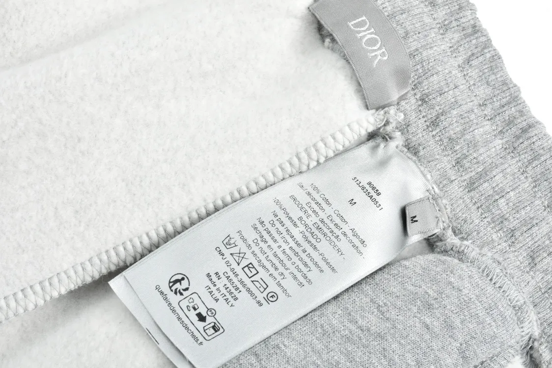 🅿️420 CD 24FW solid color trousers with logo embroidery (grey). Originally purchased for 19,000. The fabric is made of 360g custom-dyed floral gray fleece fabric. The inner velvet layer is white. It is a double-piece fabric with a thick, smooth and delicate texture. The side pockets are decorated with the CD logo pattern, which is made of fixed-dyed matte embroidery thread and Tajima machine 10,000-needle embroidery. It is a precision stitch embroidery process. The embroidery is very fine and dense, and the letter pattern outlines the design clearly. Made of hemmed strips on both sides corresponding to the original version, these are compact solid-color cotton trousers with regular-fit, standard-length, mid-rise, straight-leg trousers to modify the leg lines and highlight the slenderness of the leg lines. The three-label accessories are complete and the upper body is casual and versatile. Size:S-M-L-XL