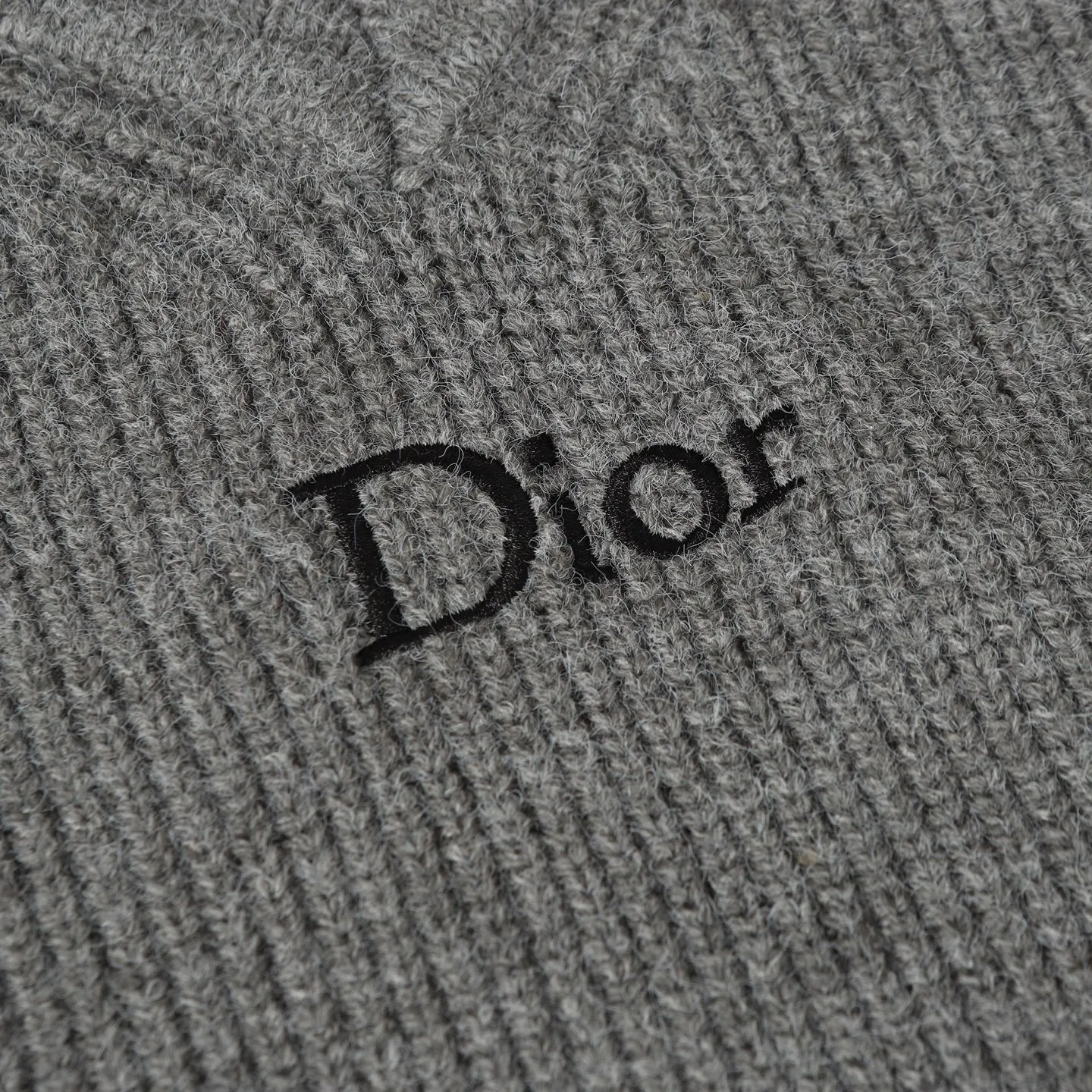 🅿️420 [Top quality] CD/Dior letter logo V-neck sweater. The fabric is made of 55% merino wool, 35% cotton yarn and 10% polyester. This fabric has high thermal insulation effect and upper body comfort. The embroidery uses 3D three-dimensional embroidery, and the chest is embellished with the DDIOR embroidery logo. Garment washing water removes impurities and lint smell, while effectively fixing the pattern and adding hand feel. This V-neck sweater highlights a classic silhouette. Crafted from gray goat hair jersey, it's enhanced with Dior Couture signature embroidery on the chest. Wear it with jeans and sneakers for a sophisticated yet casual modern look. Size:S/M/L