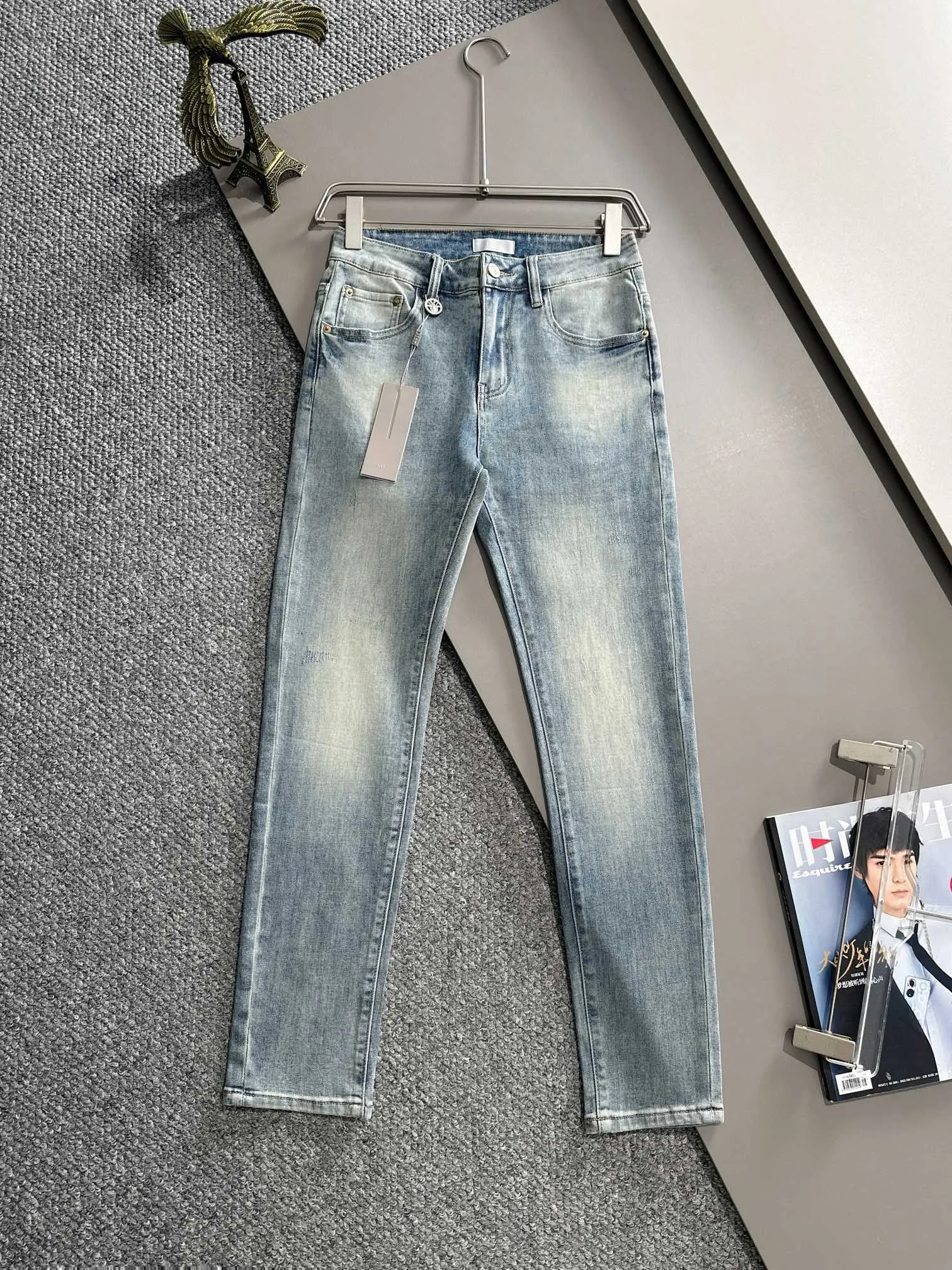 🅿️340 Dior’s new 2025 four-season slim-fit jeans trousers are woven from imported Japanese Denim plain cotton denim fabrics. They are complete in three standards, simple yet elegant, soft, delicate and comfortable, and the upper body is versatile and fashionable! Light luxury, a must-have item for daily commuting! Size: 28-38 (please state your height and weight when placing an order)