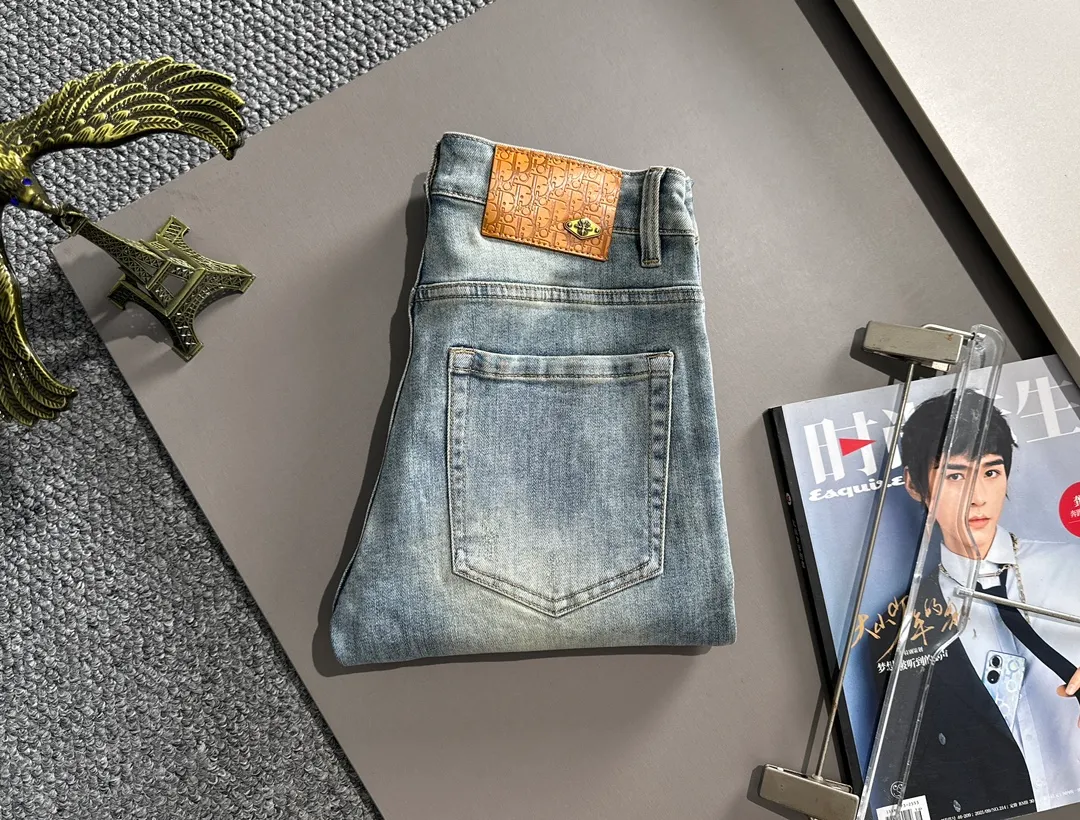 🅿️340 Dior’s new 2025 four-season slim-fit jeans trousers are woven from imported Japanese Denim plain cotton denim fabrics. They are complete in three standards, simple yet elegant, soft, delicate and comfortable, and the upper body is versatile and fashionable! Light luxury, a must-have item for daily commuting! Size: 28-38 (please state your height and weight when placing an order)