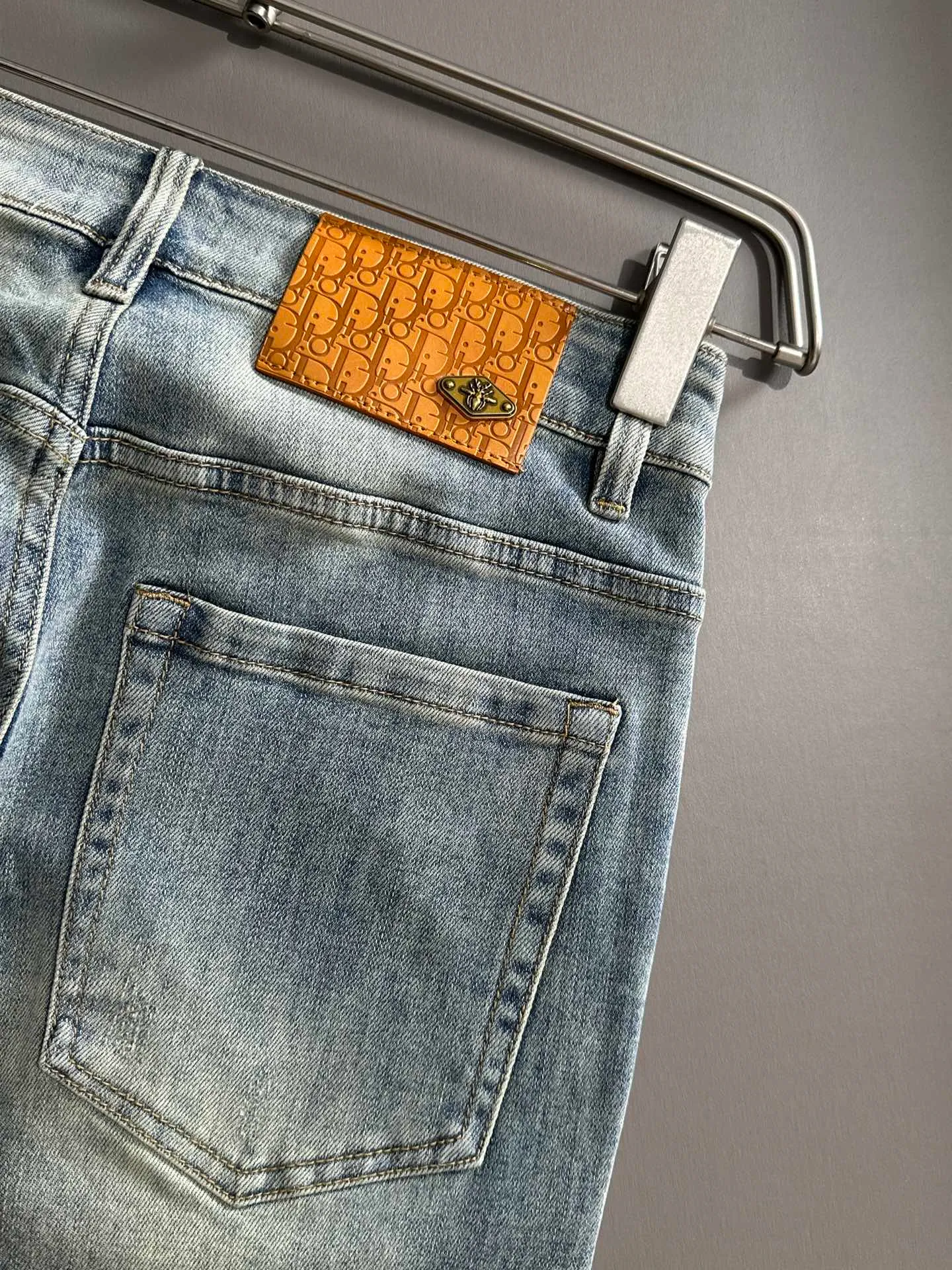 🅿️340 Dior’s new 2025 four-season slim-fit jeans trousers are woven from imported Japanese Denim plain cotton denim fabrics. They are complete in three standards, simple yet elegant, soft, delicate and comfortable, and the upper body is versatile and fashionable! Light luxury, a must-have item for daily commuting! Size: 28-38 (please state your height and weight when placing an order)