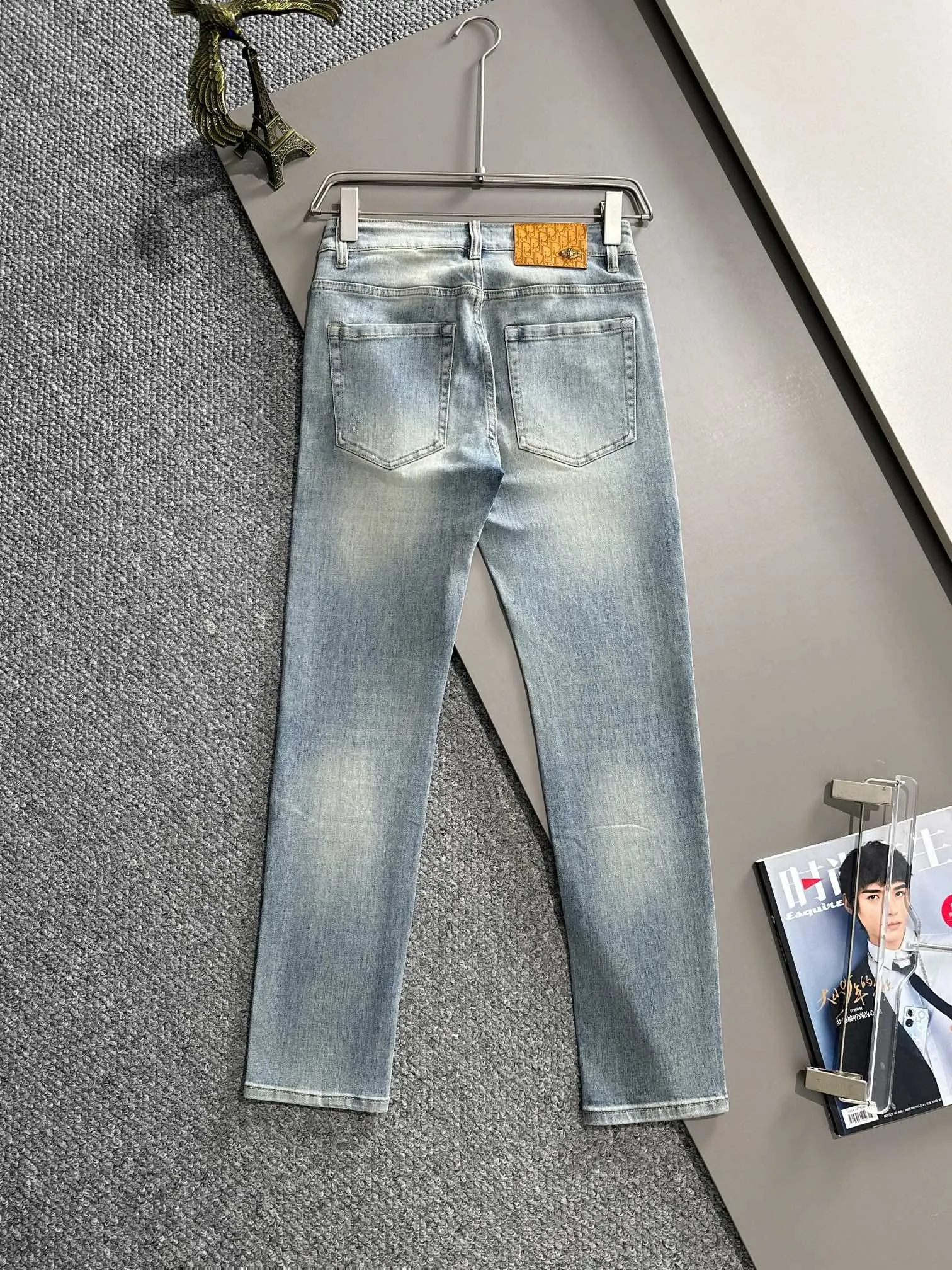 🅿️340 Dior’s new 2025 four-season slim-fit jeans trousers are woven from imported Japanese Denim plain cotton denim fabrics. They are complete in three standards, simple yet elegant, soft, delicate and comfortable, and the upper body is versatile and fashionable! Light luxury, a must-have item for daily commuting! Size: 28-38 (please state your height and weight when placing an order)
