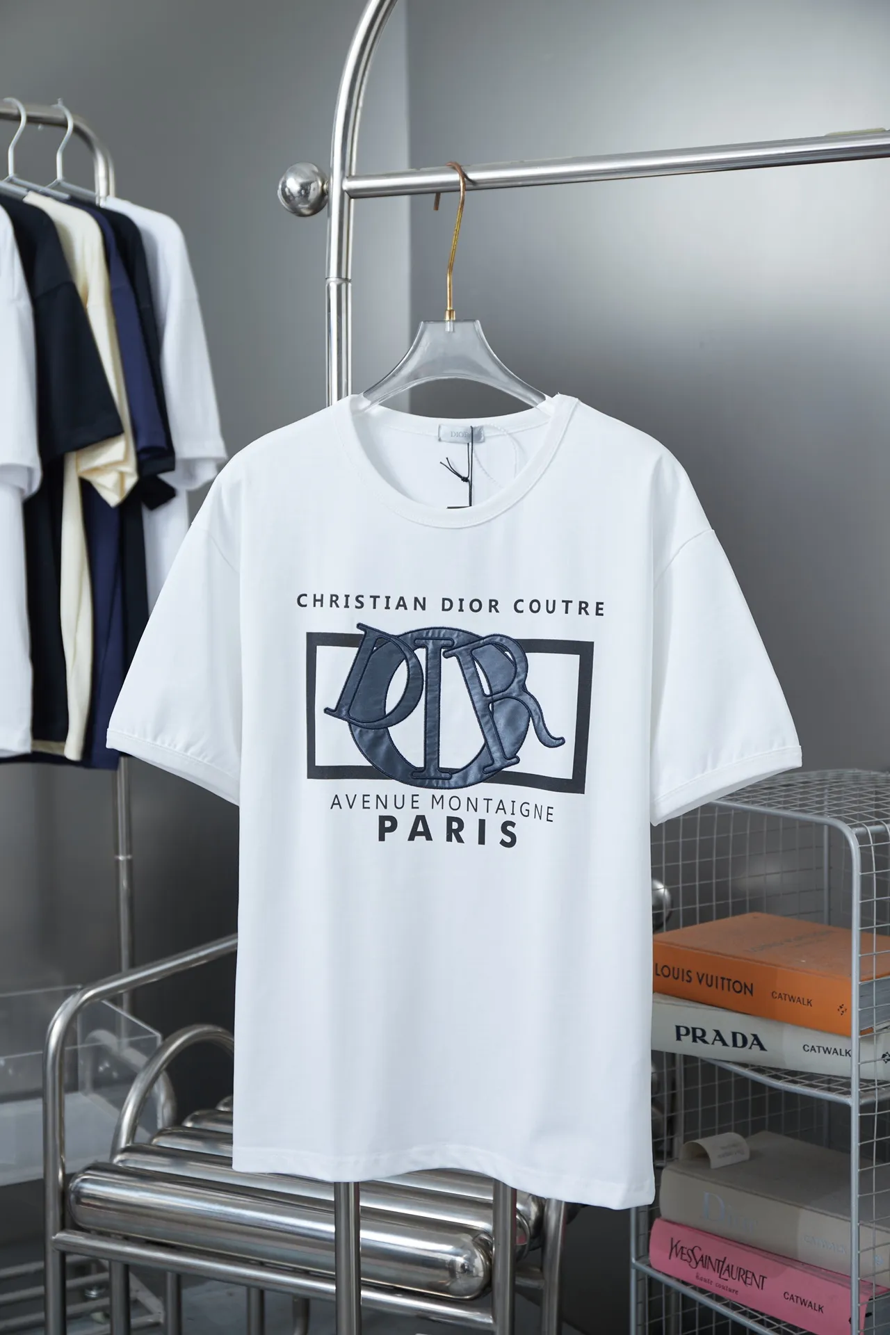 🅿️200 High Quality This T-shirt is decorated with Dior Charm logo print and embroidery, paying tribute to Dior's classic logo. Crafted from white cotton jersey with a classic ribbed crew neck. Casual and versatile, it can be paired with a variety of casual outfits to create a sophisticated look. In the penetration glue printing process, printing dyes and chemical gels are required to ensure that the printing effect is bright and strong. At the same time, in order to obtain better penetration effect, the glue has very good coverage and has a certain gloss. Combined with the patch printing process, patch embroidery, also known as applique embroidery, is a form of embroidery in which other fabrics are cut and sewn onto clothing. The stitching method is used to lock the edges so that the threads or rough areas on the outer edge of the fabric are not exposed, highlighting the styling. S M L XL S M L XL