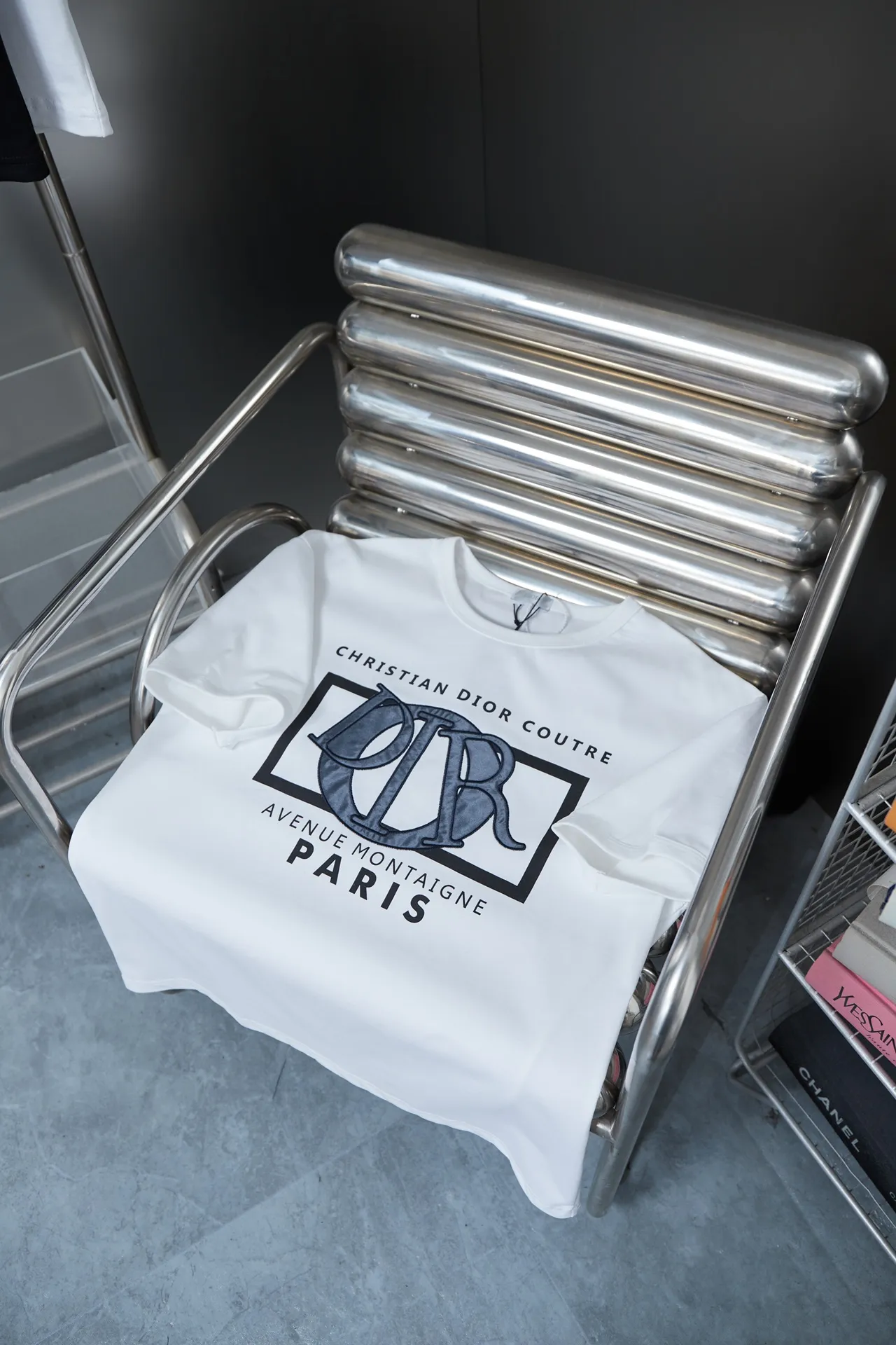 🅿️200 High Quality This T-shirt is decorated with Dior Charm logo print and embroidery, paying tribute to Dior's classic logo. Crafted from white cotton jersey with a classic ribbed crew neck. Casual and versatile, it can be paired with a variety of casual outfits to create a sophisticated look. In the penetration glue printing process, printing dyes and chemical gels are required to ensure that the printing effect is bright and strong. At the same time, in order to obtain better penetration effect, the glue has very good coverage and has a certain gloss. Combined with the patch printing process, patch embroidery, also known as applique embroidery, is a form of embroidery in which other fabrics are cut and sewn onto clothing. The stitching method is used to lock the edges so that the threads or rough areas on the outer edge of the fabric are not exposed, highlighting the styling. S M L XL S M L XL