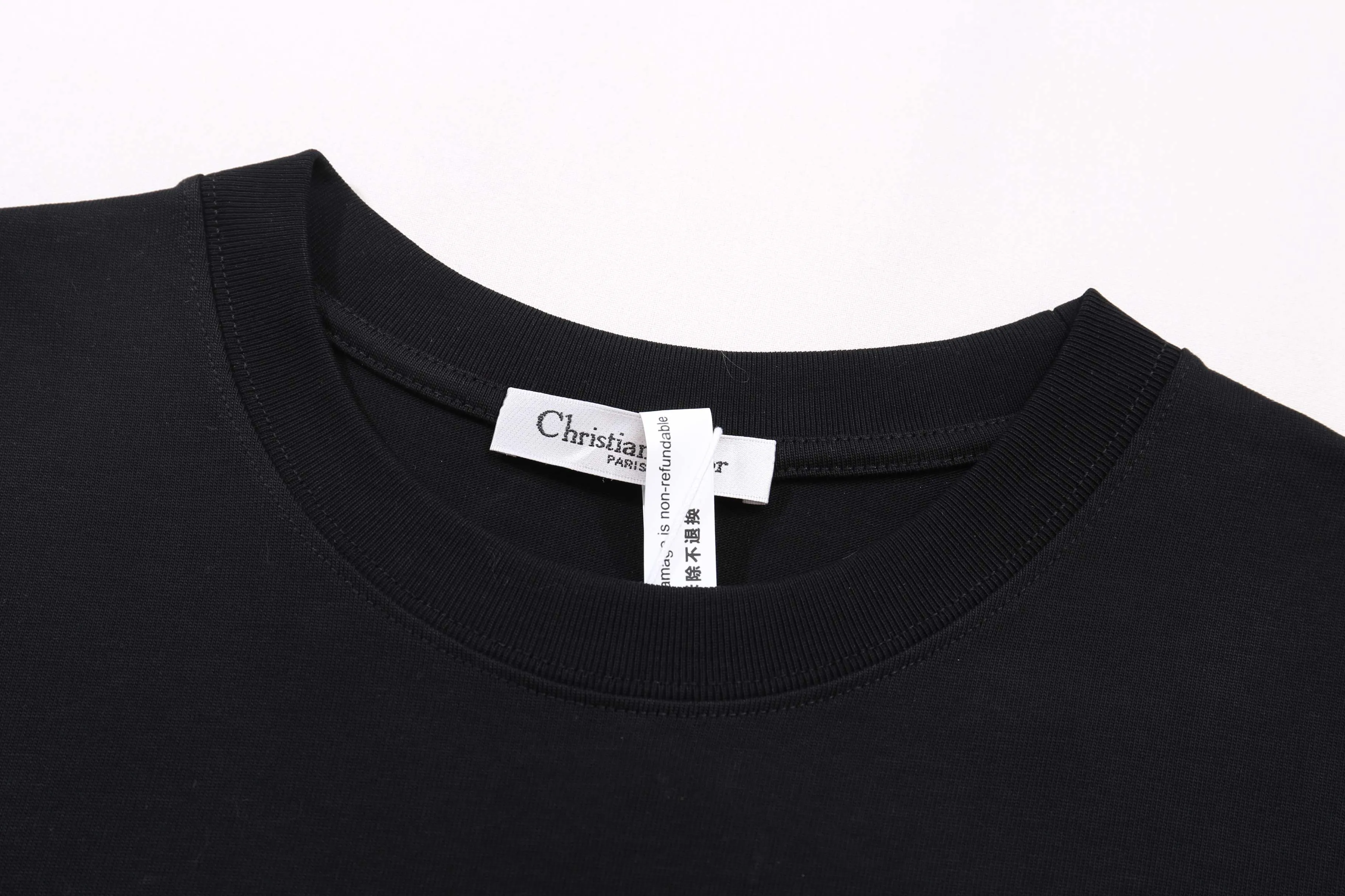 🅿️180 Correct version of high-quality CD / New handwritten signature loose fit T-shirt Fabric: 21S double yarn cotton cover Color: black, white This T-shirt is decorated with a handwritten style Christian 1947 flocking logo, highlighting Mr. Dior’s signature and the year the Dior brand launched its first collection. Crafted from black cotton jersey in a relaxed fit, it features a classic ribbed crew neck. Can enhance all kinds of casual outfits. SIZE：XS S M L