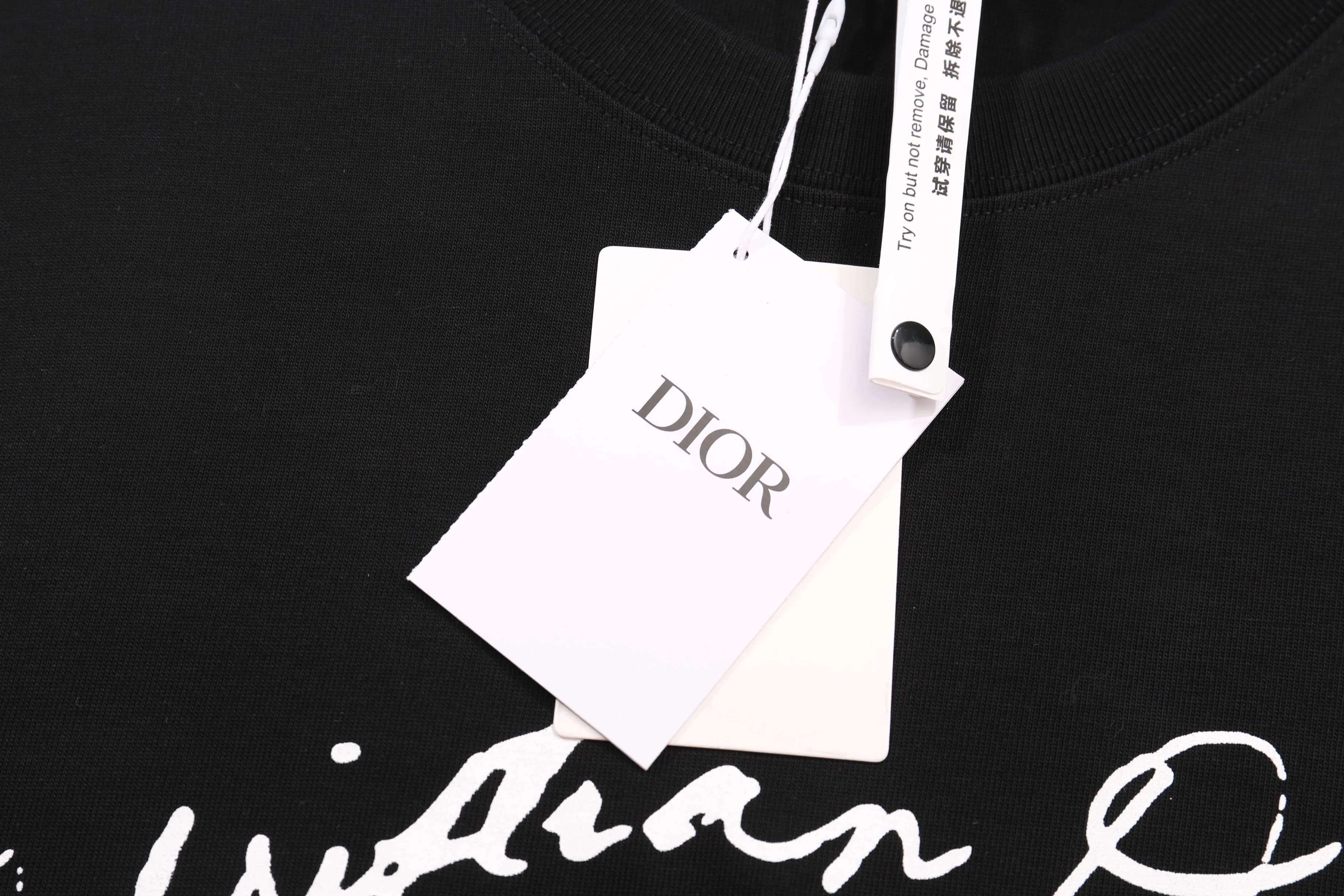 🅿️180 Correct version of high-quality CD / New handwritten signature loose fit T-shirt Fabric: 21S double yarn cotton cover Color: black, white This T-shirt is decorated with a handwritten style Christian 1947 flocking logo, highlighting Mr. Dior’s signature and the year the Dior brand launched its first collection. Crafted from black cotton jersey in a relaxed fit, it features a classic ribbed crew neck. Can enhance all kinds of casual outfits. SIZE：XS S M L