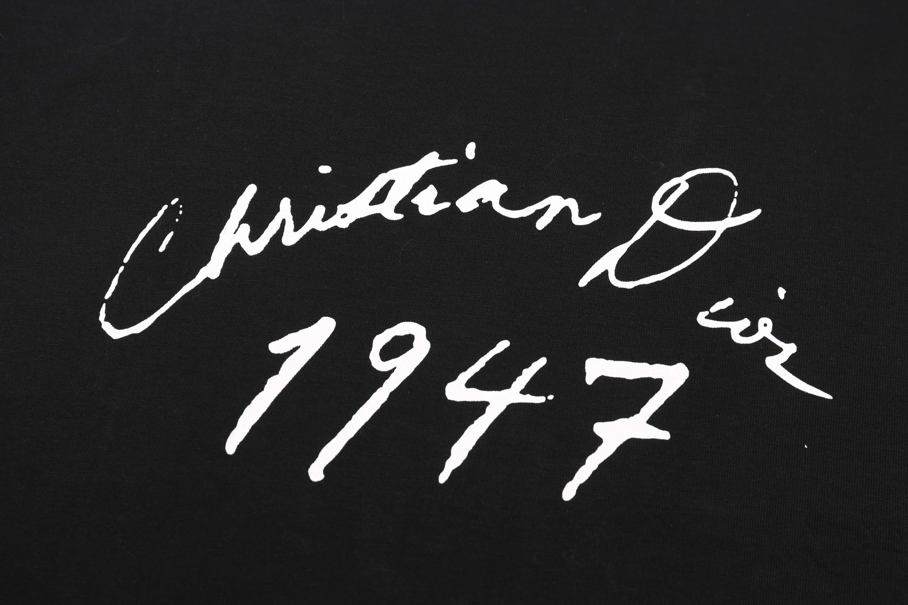 🅿️180 Correct version of high-quality CD / New handwritten signature loose fit T-shirt Fabric: 21S double yarn cotton cover Color: black, white This T-shirt is decorated with a handwritten style Christian 1947 flocking logo, highlighting Mr. Dior’s signature and the year the Dior brand launched its first collection. Crafted from black cotton jersey in a relaxed fit, it features a classic ribbed crew neck. Can enhance all kinds of casual outfits. SIZE：XS S M L