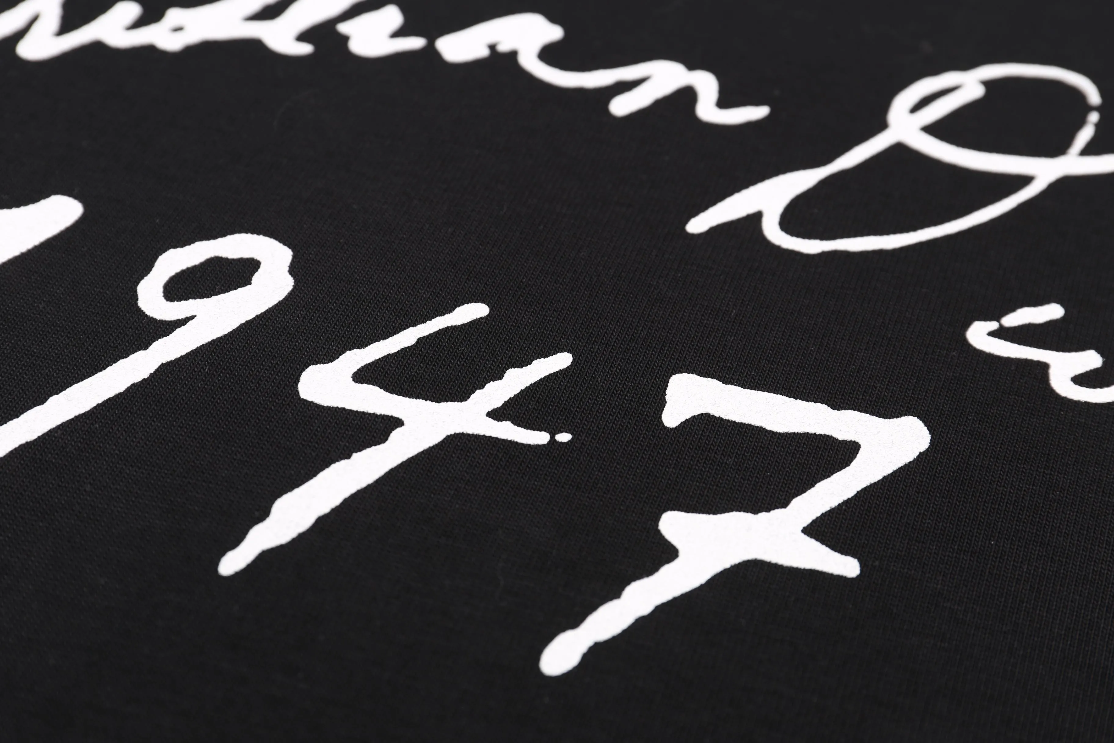 🅿️180 Correct version of high-quality CD / New handwritten signature loose fit T-shirt Fabric: 21S double yarn cotton cover Color: black, white This T-shirt is decorated with a handwritten style Christian 1947 flocking logo, highlighting Mr. Dior’s signature and the year the Dior brand launched its first collection. Crafted from black cotton jersey in a relaxed fit, it features a classic ribbed crew neck. Can enhance all kinds of casual outfits. SIZE：XS S M L