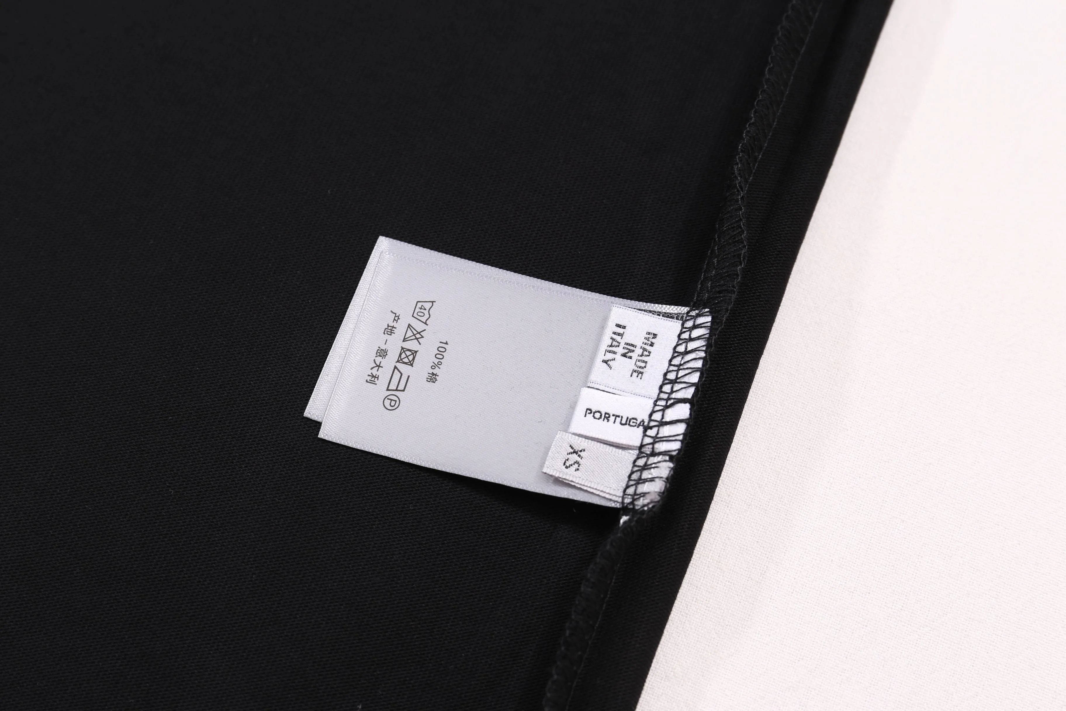 🅿️180 Correct version of high-quality CD / New handwritten signature loose fit T-shirt Fabric: 21S double yarn cotton cover Color: black, white This T-shirt is decorated with a handwritten style Christian 1947 flocking logo, highlighting Mr. Dior’s signature and the year the Dior brand launched its first collection. Crafted from black cotton jersey in a relaxed fit, it features a classic ribbed crew neck. Can enhance all kinds of casual outfits. SIZE：XS S M L