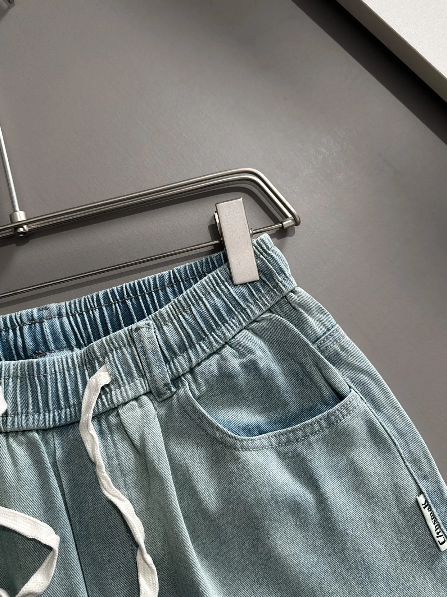 🅿️330 Dior 2025 summer new jeans denim shorts are produced using imported Japanese Denim plain cotton denim fabrics, complete with three standards, and the top stonewashing process makes the texture reach the old taste of the 1980s, soft, delicate, comfortable and breathable.