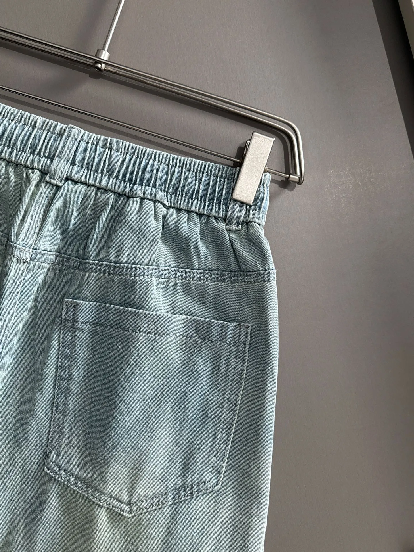 🅿️330 Dior 2025 summer new jeans denim shorts are produced using imported Japanese Denim plain cotton denim fabrics, complete with three standards, and the top stonewashing process makes the texture reach the old taste of the 1980s, soft, delicate, comfortable and breathable.