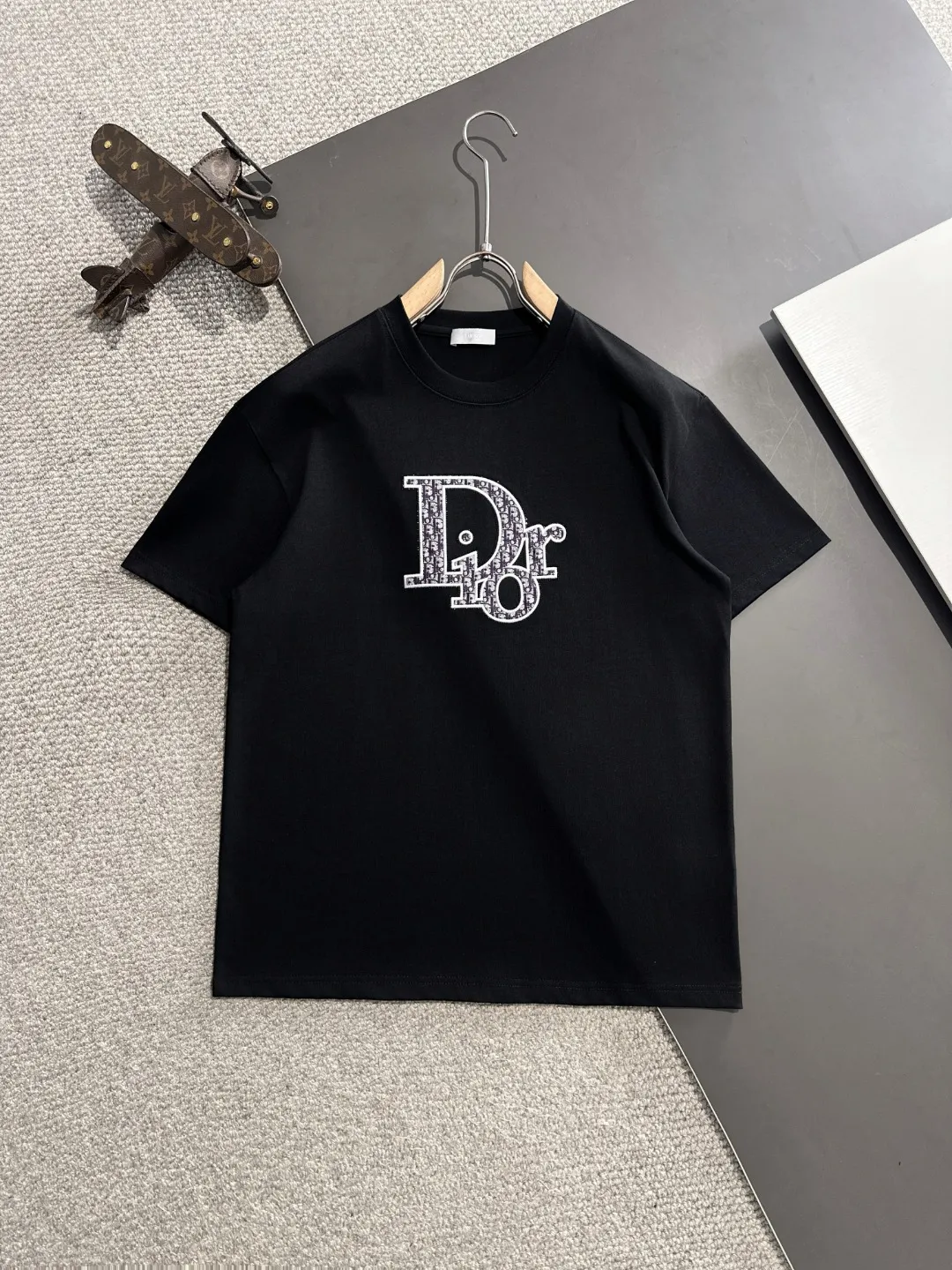 🅿️270 shipped next day Dior 2025 spring and summer new style (top quality, differentiated currency) launches 260g double yarn pure cotton short-sleeved fabric, early spring catwalk style, personalized and exclusive style, same style for men and women, using imported custom-dyed fabric, back collar chain bottom, fully shoulder-covering, no deformation or shrinkage when exposed to water SIZE: M to 4XL