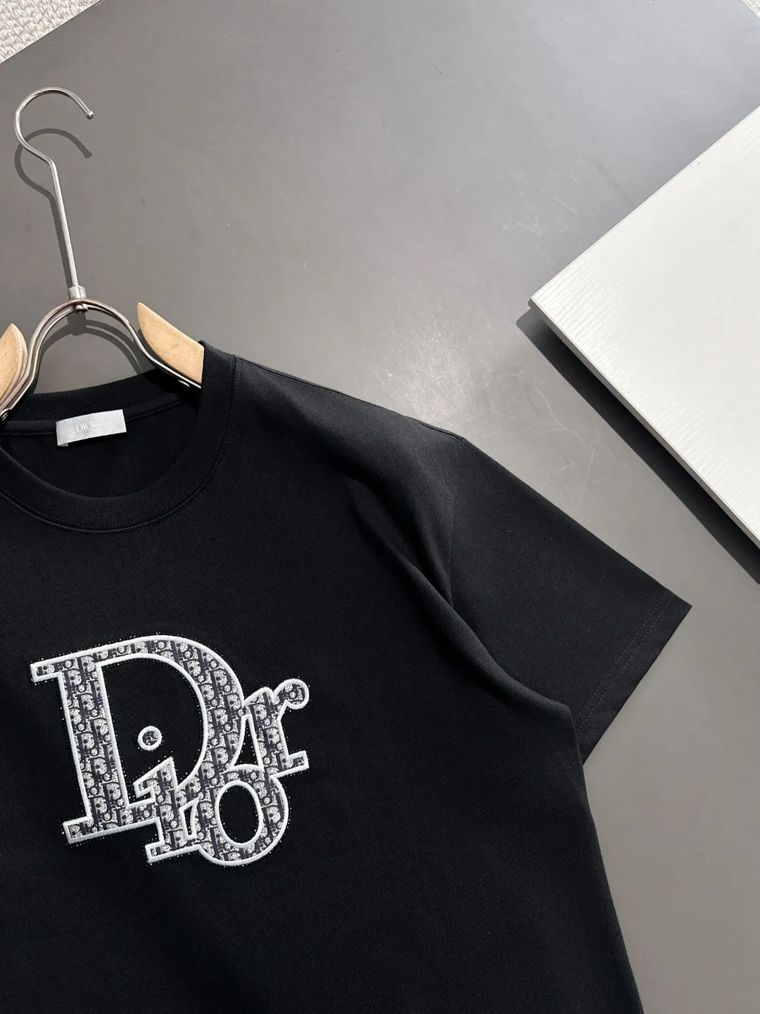 🅿️270 shipped next day Dior 2025 spring and summer new style (top quality, differentiated currency) launches 260g double yarn pure cotton short-sleeved fabric, early spring catwalk style, personalized and exclusive style, same style for men and women, using imported custom-dyed fabric, back collar chain bottom, fully shoulder-covering, no deformation or shrinkage when exposed to water SIZE: M to 4XL
