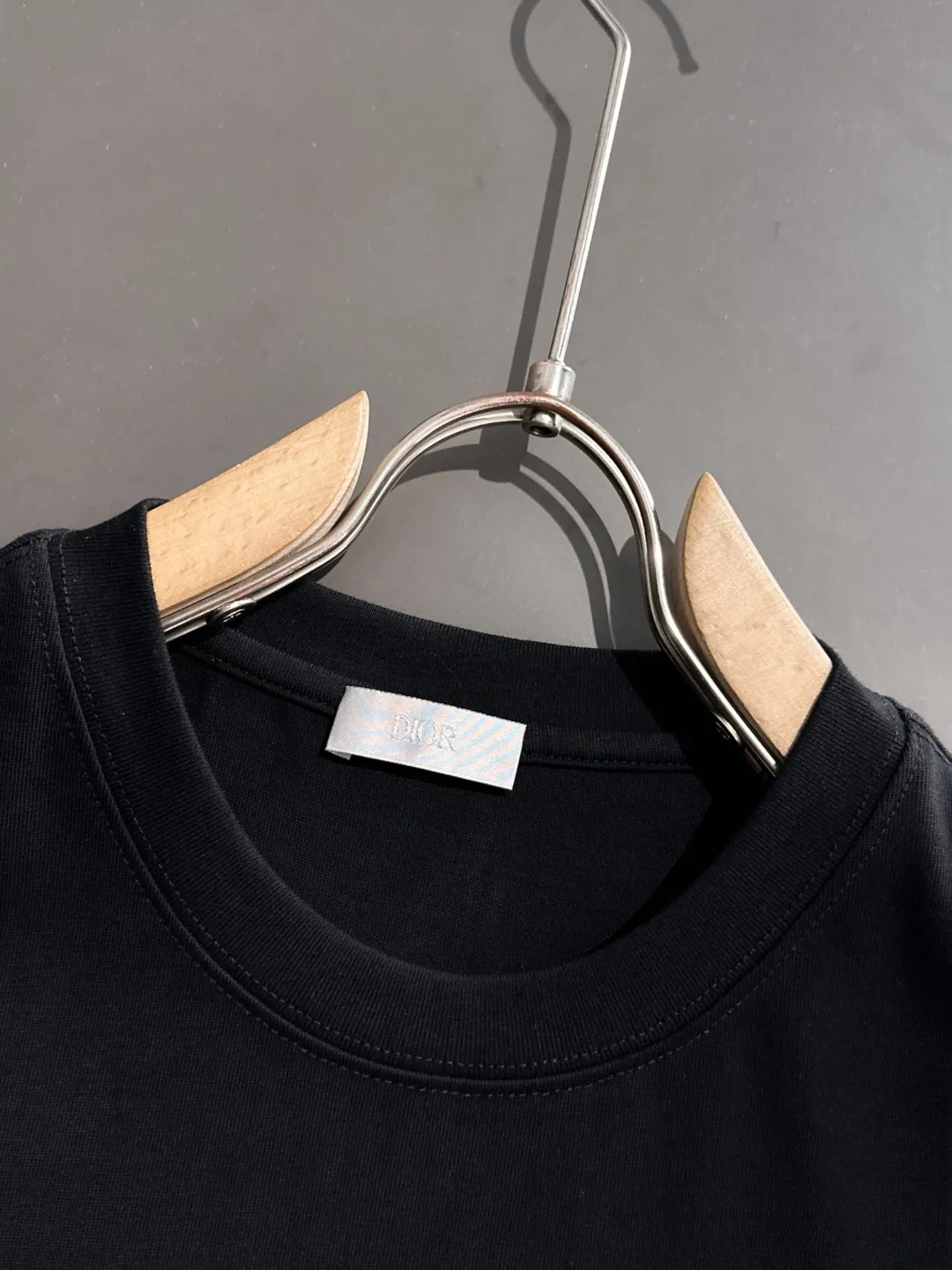 🅿️270 shipped next day Dior 2025 spring and summer new style (top quality, differentiated currency) launches 260g double yarn pure cotton short-sleeved fabric, early spring catwalk style, personalized and exclusive style, same style for men and women, using imported custom-dyed fabric, back collar chain bottom, fully shoulder-covering, no deformation or shrinkage when exposed to water SIZE: M to 4XL