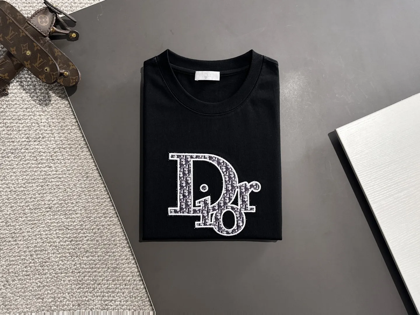 🅿️270 shipped next day Dior 2025 spring and summer new style (top quality, differentiated currency) launches 260g double yarn pure cotton short-sleeved fabric, early spring catwalk style, personalized and exclusive style, same style for men and women, using imported custom-dyed fabric, back collar chain bottom, fully shoulder-covering, no deformation or shrinkage when exposed to water SIZE: M to 4XL