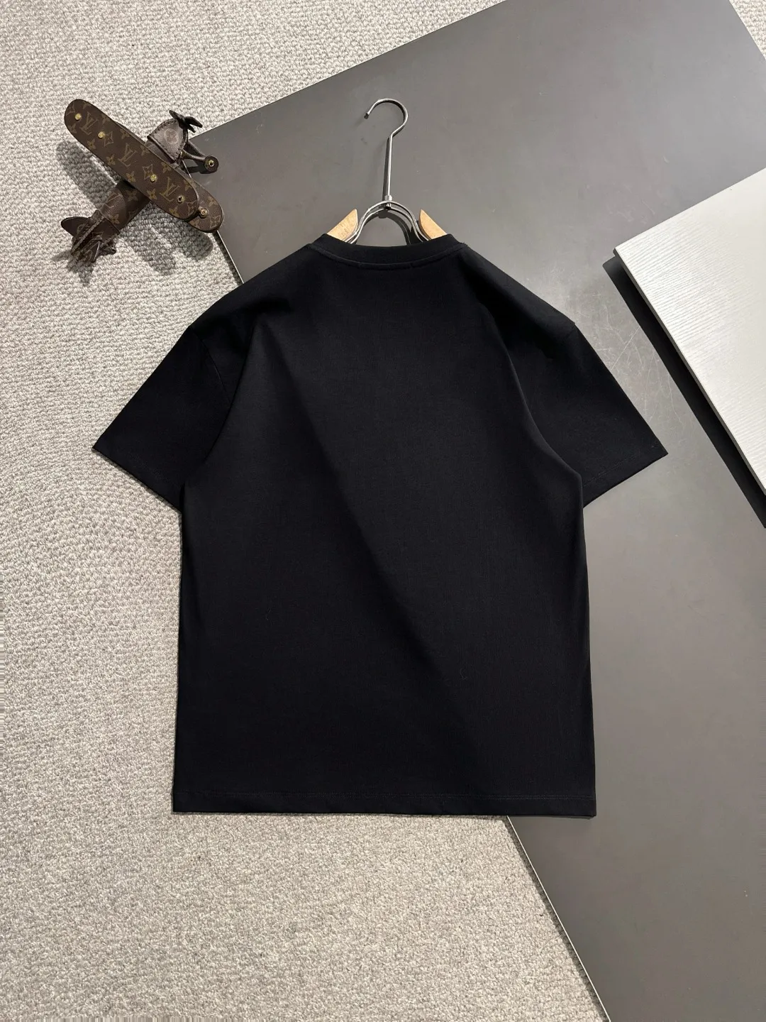🅿️270 shipped next day Dior 2025 spring and summer new style (top quality, differentiated currency) launches 260g double yarn pure cotton short-sleeved fabric, early spring catwalk style, personalized and exclusive style, same style for men and women, using imported custom-dyed fabric, back collar chain bottom, fully shoulder-covering, no deformation or shrinkage when exposed to water SIZE: M to 4XL