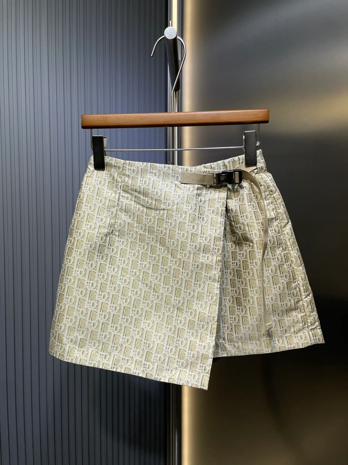 🅿️360 Dior🌟[Top original order] Jacquard belt culottes Fabric: Customized jacquard fabric holiday style 🌴Jacquard fabric culottes It is made of the 2024 new jacquard fabric. The A-line version is super slim: and it is very versatile. It can be easily matched with T-shirts, shirts or suspenders, allowing you to stay in top shape even on vacation! The most important thing is that this skirt is full of design and high-end, making you stand out from the crowd. It looks like a skirt from the front, but it is actually a pair of shorts. You don’t have to worry about being exposed and becoming the focus of the holiday. Customized hardware belt is full of texture. Size: s m l