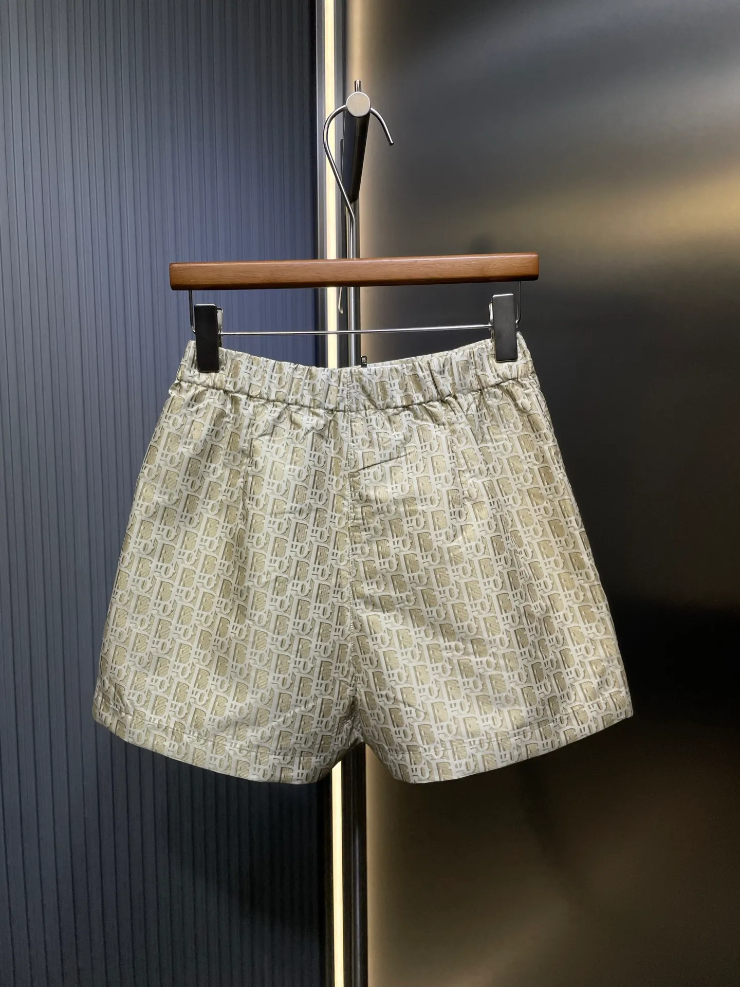 🅿️360 Dior🌟[Top original order] Jacquard belt culottes Fabric: Customized jacquard fabric holiday style 🌴Jacquard fabric culottes It is made of the 2024 new jacquard fabric. The A-line version is super slim: and it is very versatile. It can be easily matched with T-shirts, shirts or suspenders, allowing you to stay in top shape even on vacation! The most important thing is that this skirt is full of design and high-end, making you stand out from the crowd. It looks like a skirt from the front, but it is actually a pair of shorts. You don’t have to worry about being exposed and becoming the focus of the holiday. Customized hardware belt is full of texture. Size: s m l