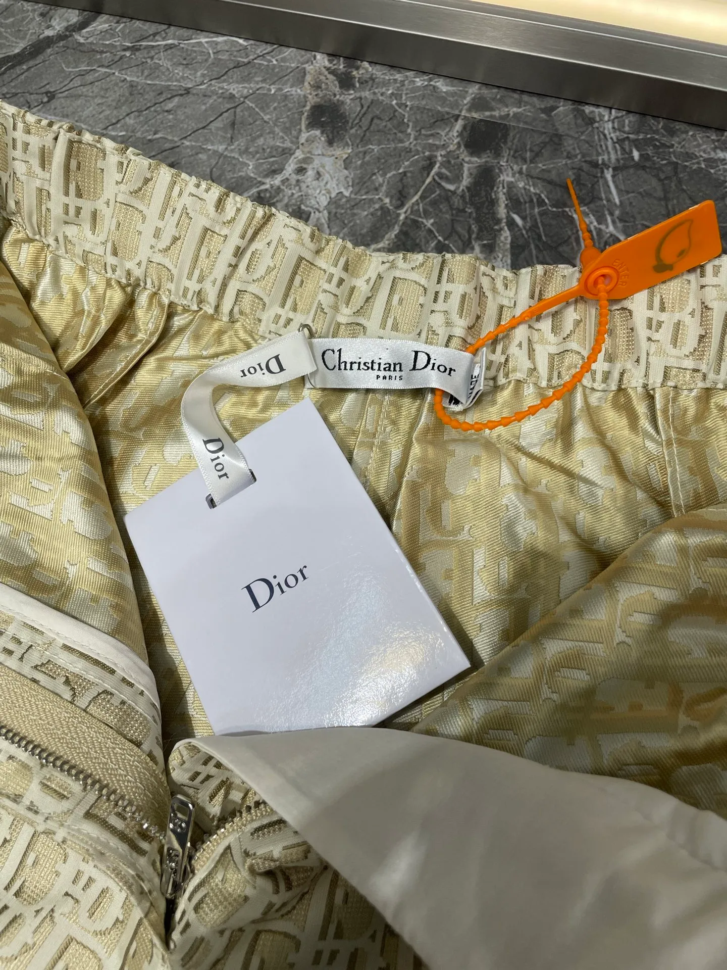 🅿️360 Dior🌟[Top original order] Jacquard belt culottes Fabric: Customized jacquard fabric holiday style 🌴Jacquard fabric culottes It is made of the 2024 new jacquard fabric. The A-line version is super slim: and it is very versatile. It can be easily matched with T-shirts, shirts or suspenders, allowing you to stay in top shape even on vacation! The most important thing is that this skirt is full of design and high-end, making you stand out from the crowd. It looks like a skirt from the front, but it is actually a pair of shorts. You don’t have to worry about being exposed and becoming the focus of the holiday. Customized hardware belt is full of texture. Size: s m l