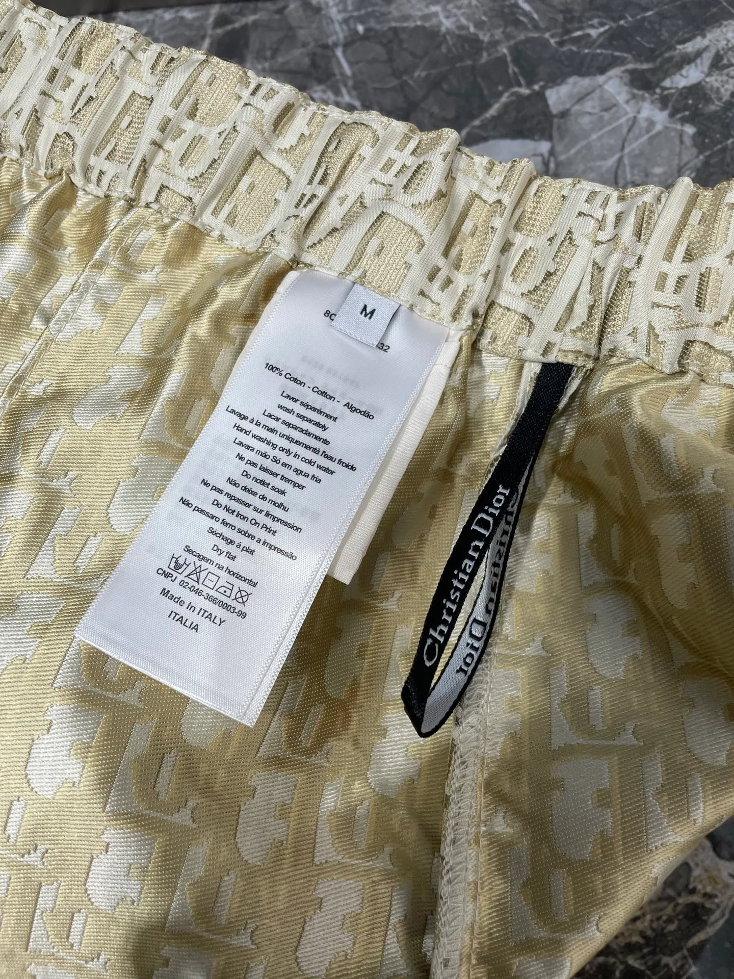 🅿️360 Dior🌟[Top original order] Jacquard belt culottes Fabric: Customized jacquard fabric holiday style 🌴Jacquard fabric culottes It is made of the 2024 new jacquard fabric. The A-line version is super slim: and it is very versatile. It can be easily matched with T-shirts, shirts or suspenders, allowing you to stay in top shape even on vacation! The most important thing is that this skirt is full of design and high-end, making you stand out from the crowd. It looks like a skirt from the front, but it is actually a pair of shorts. You don’t have to worry about being exposed and becoming the focus of the holiday. Customized hardware belt is full of texture. Size: s m l