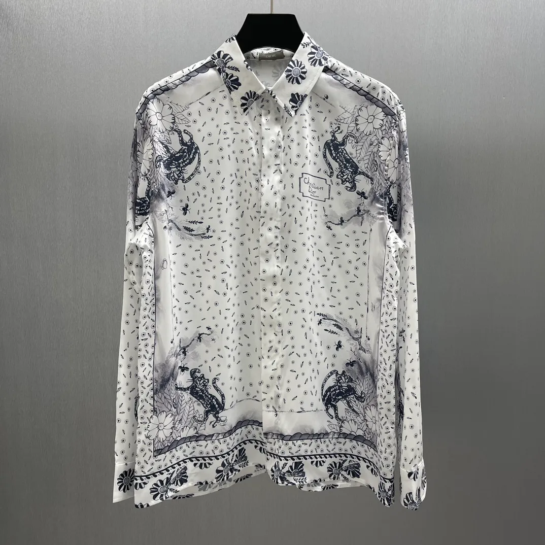 🅿️460 🧧CD Yiyun blue and white style shirt SIZE: S-XL This village shirt comes from the DIOR AND HYLTON NEL joint series, showing an interpretation of the artist's work. Crafted from white mulberry silk twill fabric, it features an oversized fit and a hidden button closure. The style is fashionable and can be paired with other pieces from the limited series.