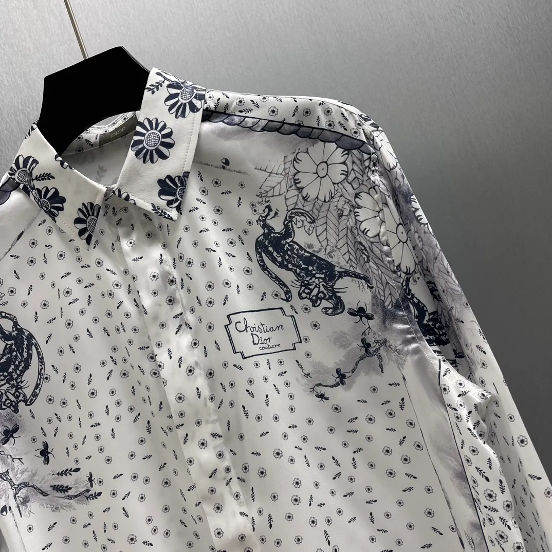 🅿️460 🧧CD Yiyun blue and white style shirt SIZE: S-XL This village shirt comes from the DIOR AND HYLTON NEL joint series, showing an interpretation of the artist's work. Crafted from white mulberry silk twill fabric, it features an oversized fit and a hidden button closure. The style is fashionable and can be paired with other pieces from the limited series.
