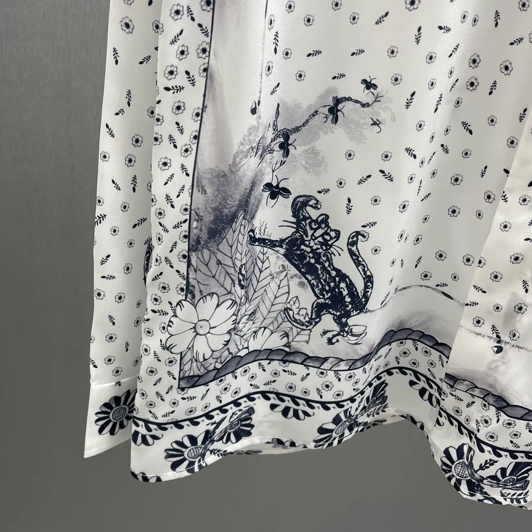 🅿️460 🧧CD Yiyun blue and white style shirt SIZE: S-XL This village shirt comes from the DIOR AND HYLTON NEL joint series, showing an interpretation of the artist's work. Crafted from white mulberry silk twill fabric, it features an oversized fit and a hidden button closure. The style is fashionable and can be paired with other pieces from the limited series.