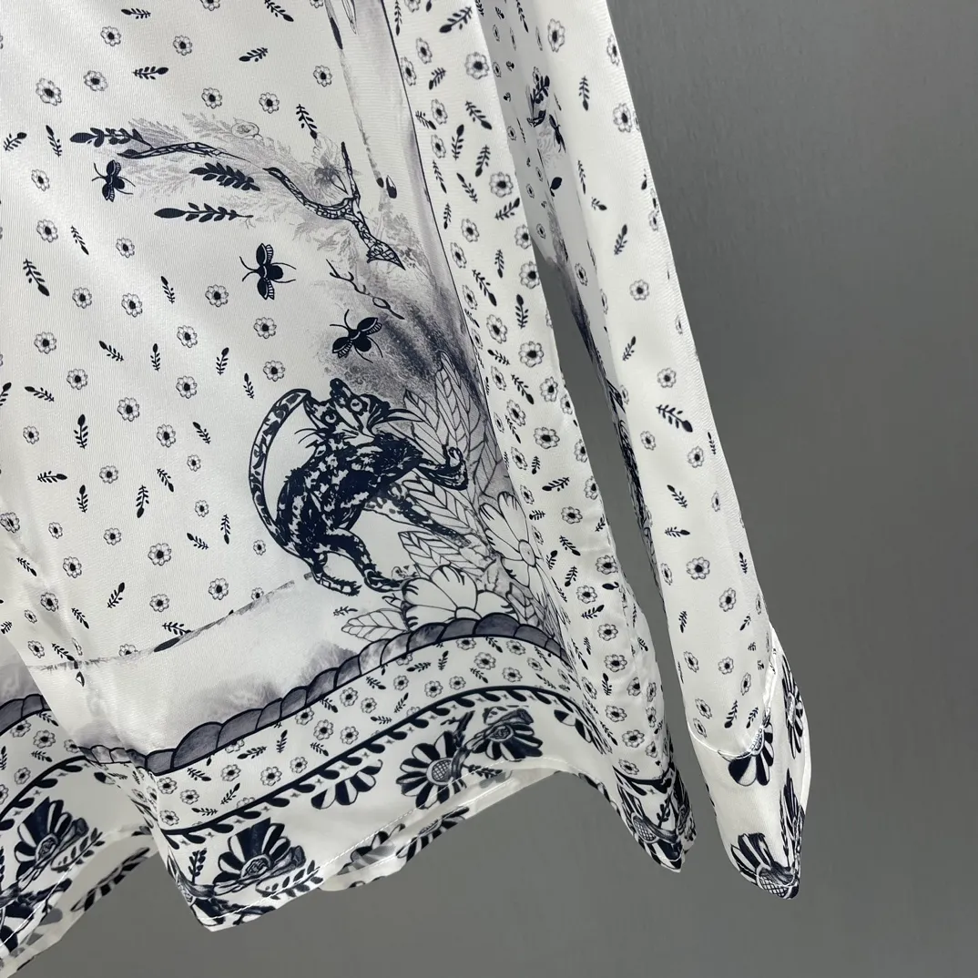 🅿️460 🧧CD Yiyun blue and white style shirt SIZE: S-XL This village shirt comes from the DIOR AND HYLTON NEL joint series, showing an interpretation of the artist's work. Crafted from white mulberry silk twill fabric, it features an oversized fit and a hidden button closure. The style is fashionable and can be paired with other pieces from the limited series.
