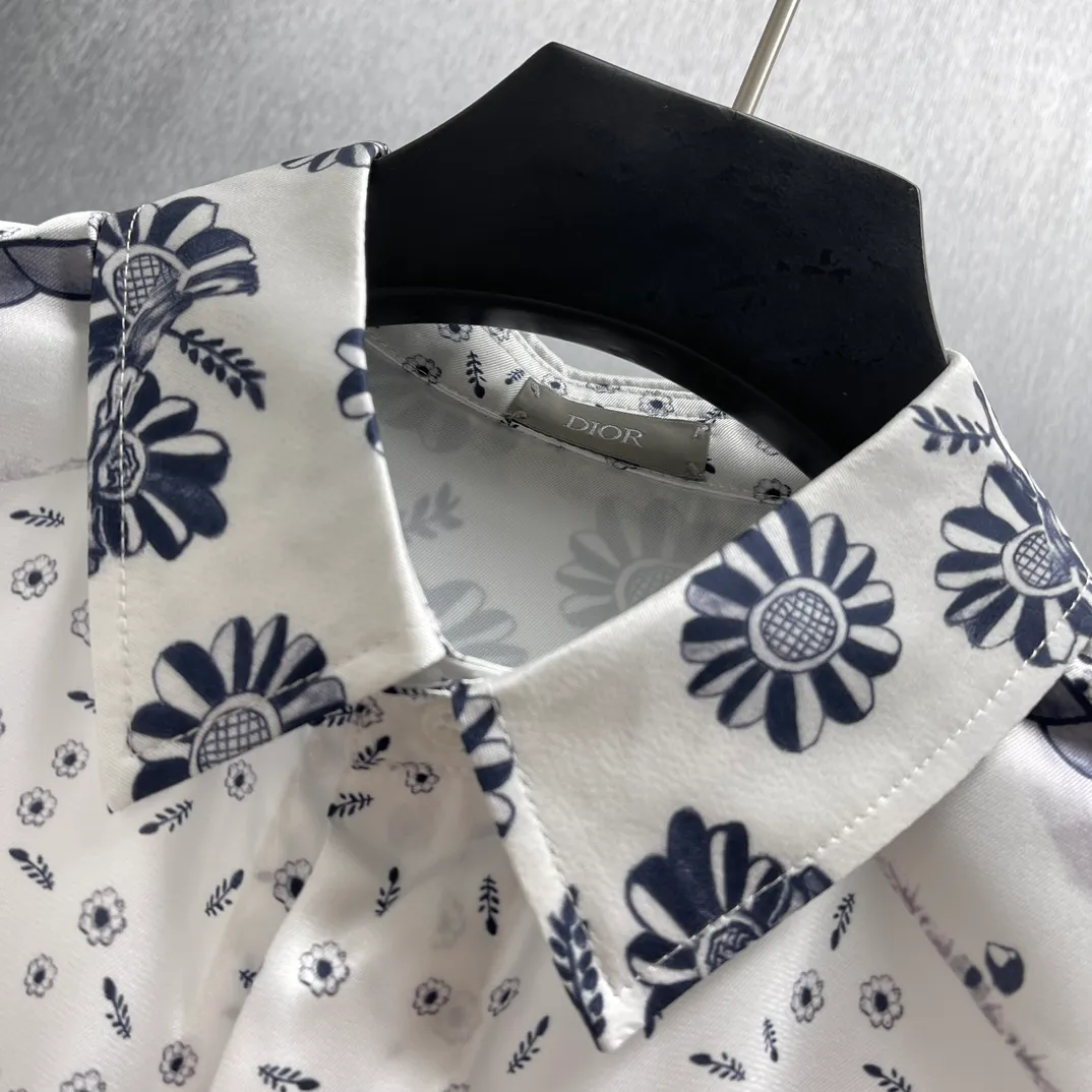 🅿️460 🧧CD Yiyun blue and white style shirt SIZE: S-XL This village shirt comes from the DIOR AND HYLTON NEL joint series, showing an interpretation of the artist's work. Crafted from white mulberry silk twill fabric, it features an oversized fit and a hidden button closure. The style is fashionable and can be paired with other pieces from the limited series.