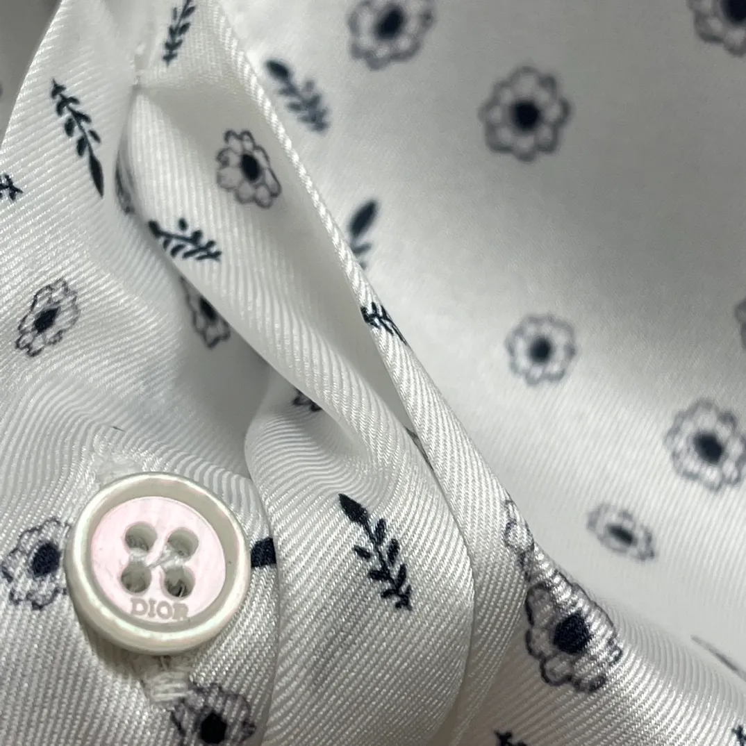 🅿️460 🧧CD Yiyun blue and white style shirt SIZE: S-XL This village shirt comes from the DIOR AND HYLTON NEL joint series, showing an interpretation of the artist's work. Crafted from white mulberry silk twill fabric, it features an oversized fit and a hidden button closure. The style is fashionable and can be paired with other pieces from the limited series.